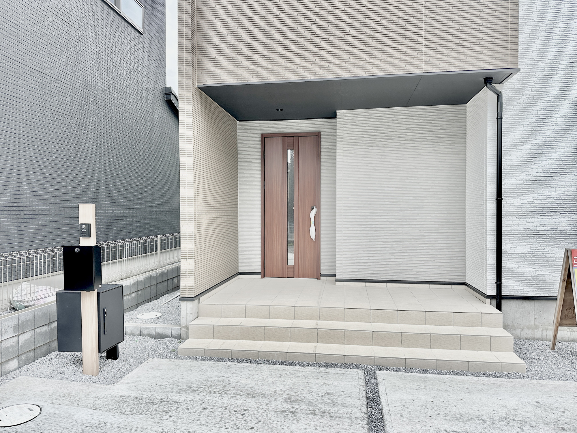 宇都宮市鶴田町１期　新築住宅全２棟の玄関|玄関上は屋根があるので雨の心配いらず♪