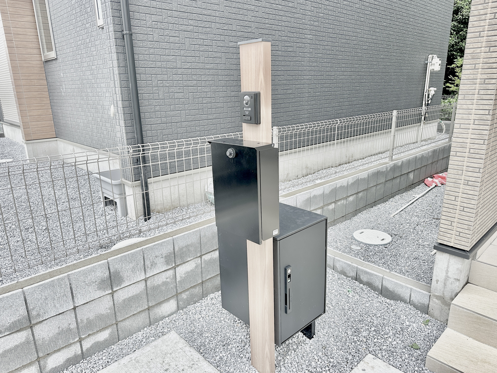 宇都宮市鶴田町１期　新築住宅全２棟の設備|おしゃれな機能ポールにはポスト、インターフォン、表札設置可能です♪
