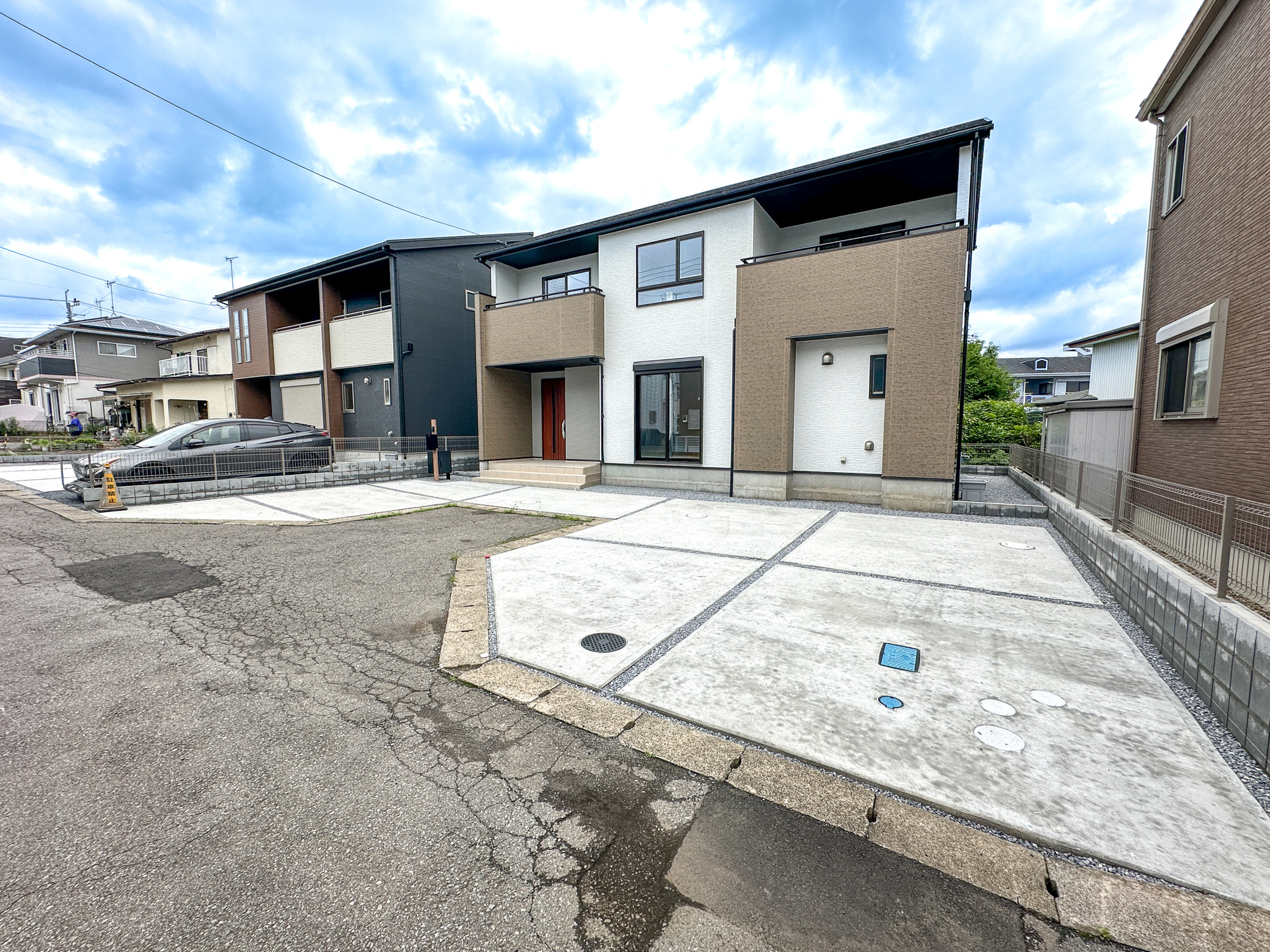 宇都宮市鶴田町１期　新築住宅全２棟の駐車場|車庫土間施工、駐車3台可能です(^^♪