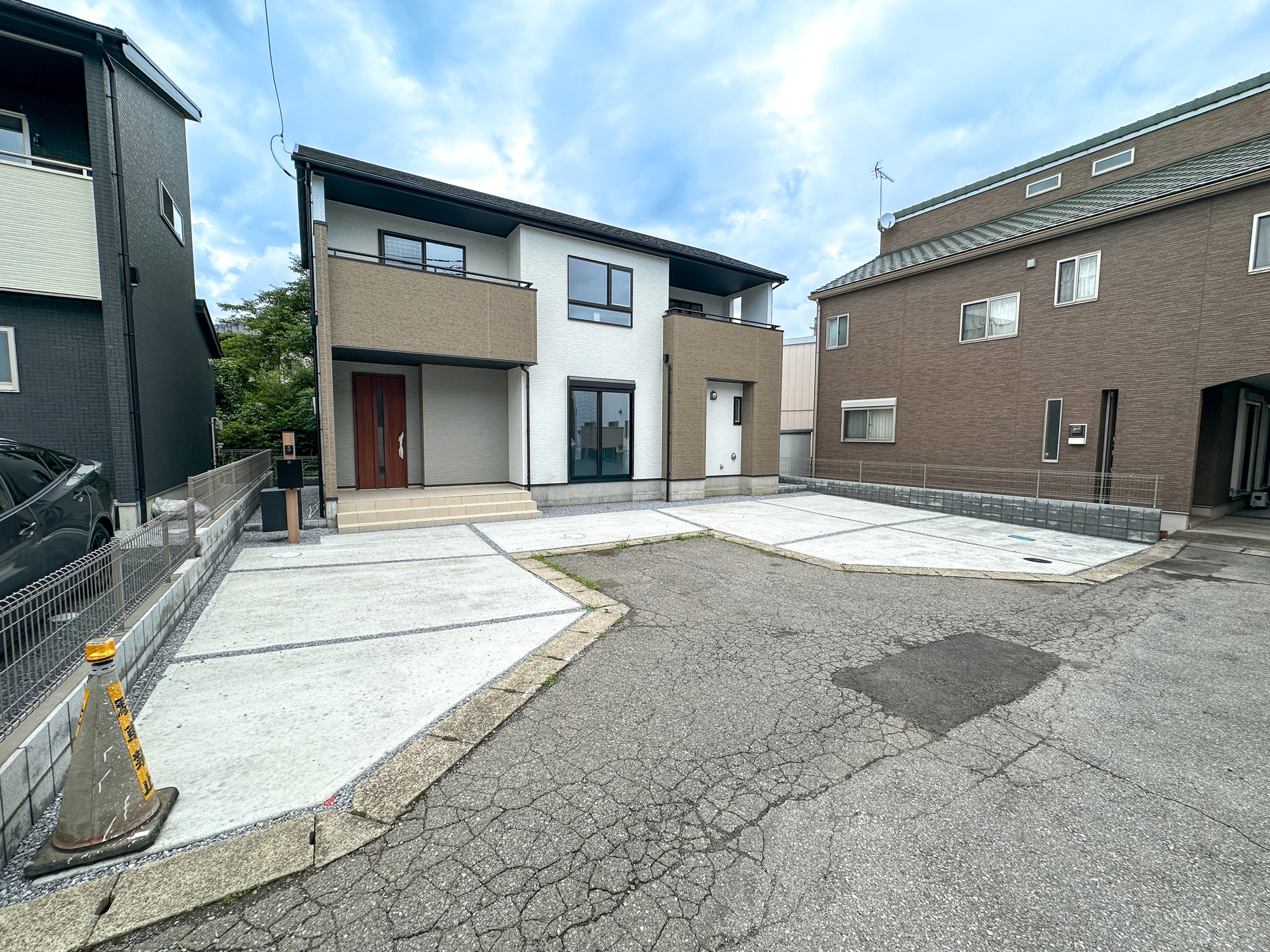 宇都宮市鶴田町１期　新築住宅全２棟の庭|コンクリート施工で除草の手間が省けます♪
