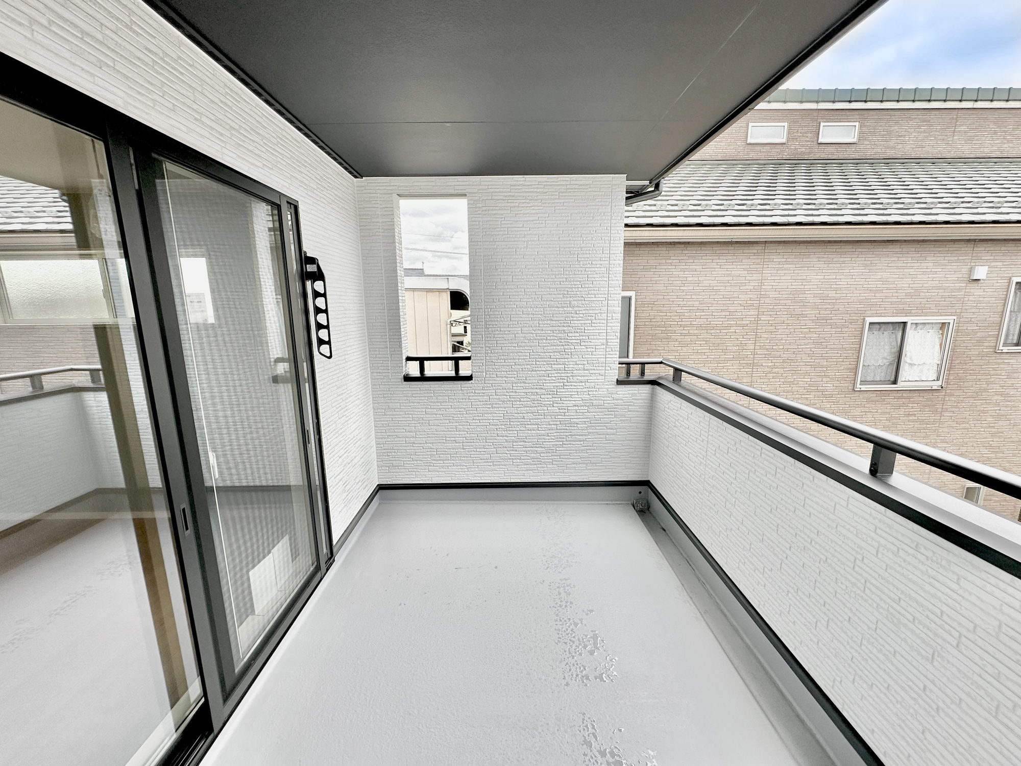宇都宮市鶴田町１期　新築住宅全２棟のバルコニー|インナーバルコニーなので急な雨でも安心♪広々としたバルコニーで日々の洗濯物はもちろん、布団などの大物もたくさん干していただけます♪