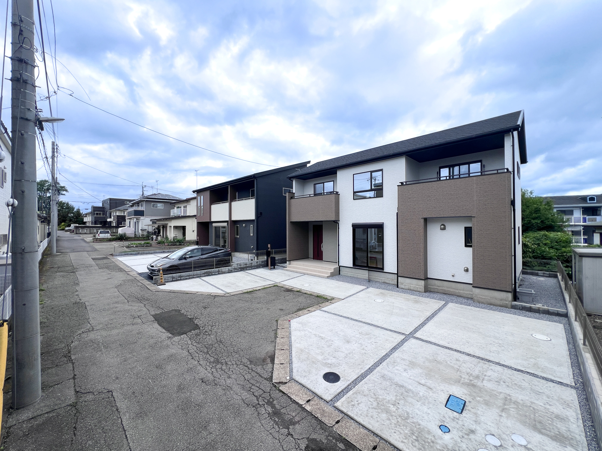 宇都宮市鶴田町１期　新築住宅全２棟の前面道路含む現地写真|閑静な住宅地で子育て家族にピッタリ。毎日のお散歩も快適な緑に恵まれたエリアで、自然に包まれた穏やかな暮らしを実現するための、ゆとりある住環境が整っています。