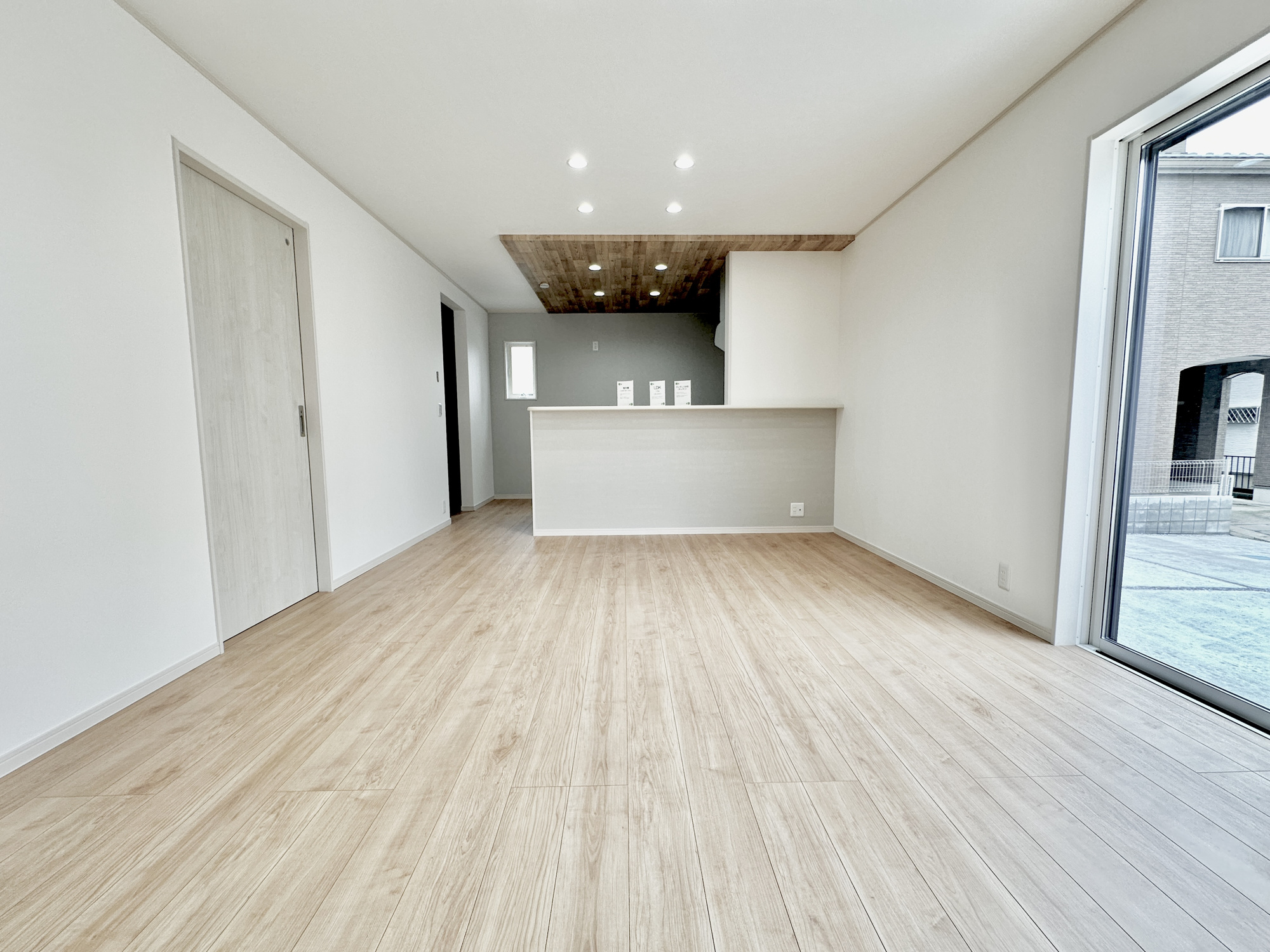 宇都宮市鶴田町１期　新築住宅全２棟の居間・リビング|南向きに大きく開いた窓からは、明るい陽射しが射し込みます。
爽やかな風が吹き抜ける心地良いリビングには、自然と家族が集まります。
