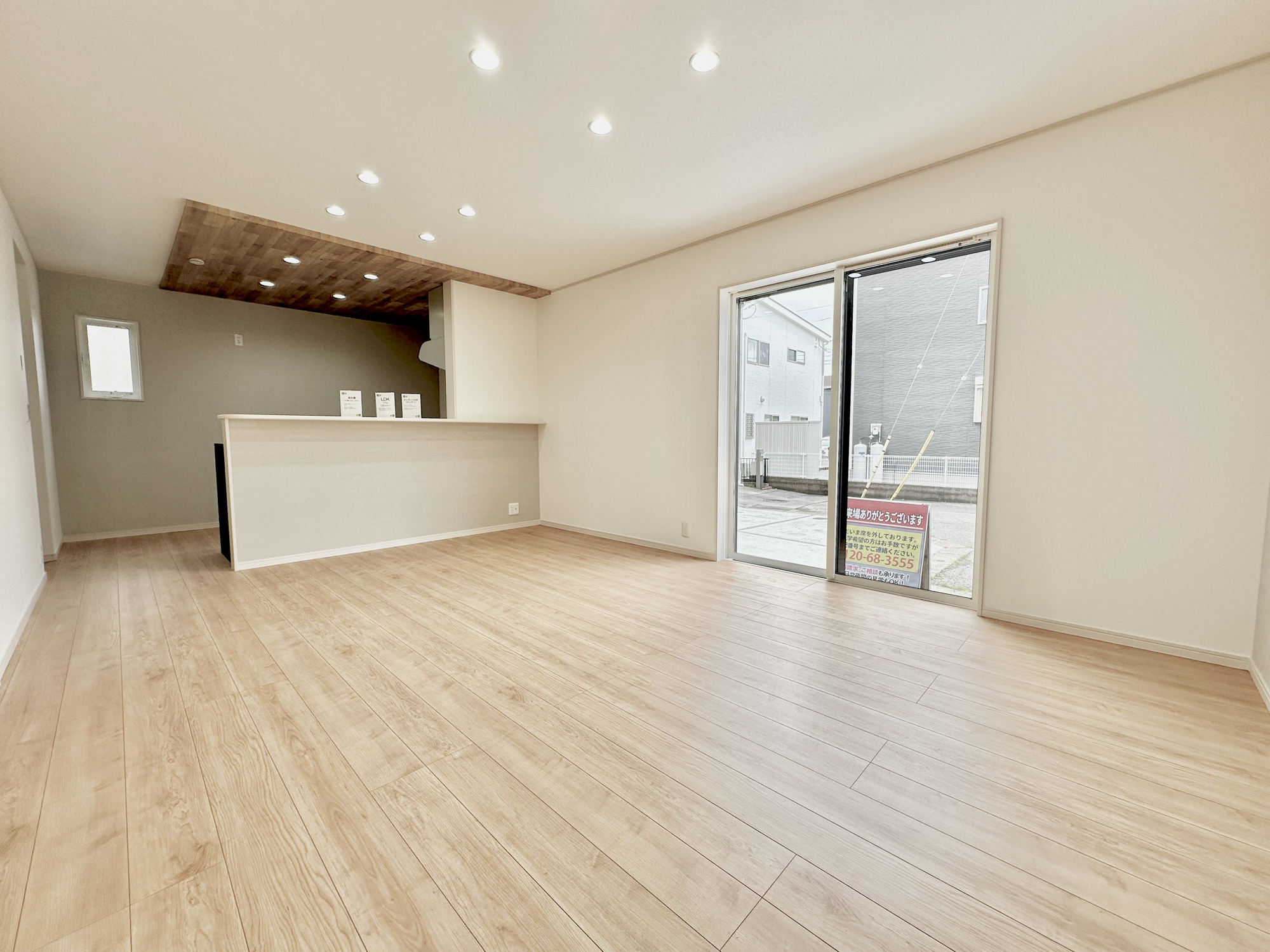 宇都宮市鶴田町１期　新築住宅全２棟の居間・リビング|室内にいても、たっぷりの陽光と爽やかな風を感じて頂ける、開放感あふれるリビングです。
ご家族と穏やかに過ごす、心地の良い時間が流れます。