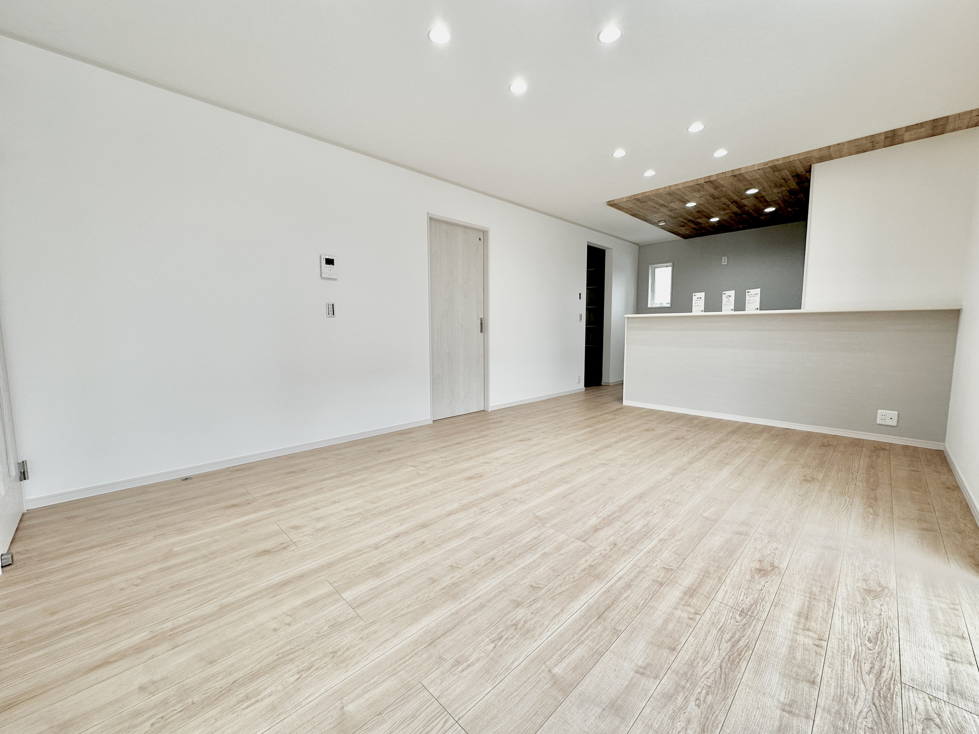 宇都宮市鶴田町１期　新築住宅全２棟の居間・リビング|オープンな空間を生み出す、こだわりの広がりとゆとり。家族と過ごす時間を大切にしたい方にぴったりの明るくゆとりある住空間です。南側の窓からの日差しがリビングの隅々までしっかりと届きます！ 