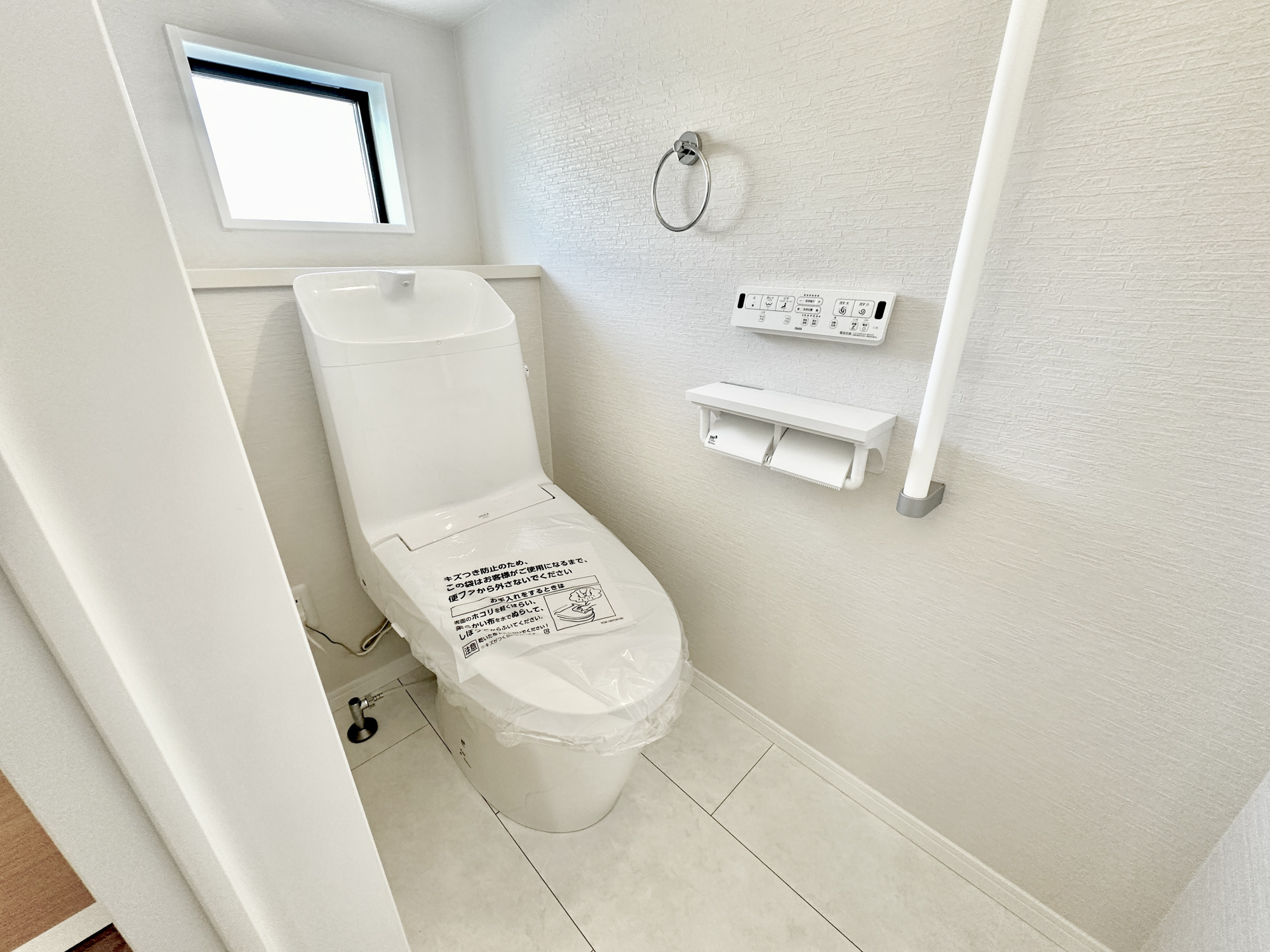 下野市川中子の新築一戸建のトイレ|節水型でエコなトイレには、今では当たり前の洗浄付き。便座を温める機能もついていて、居心地良くてトイレから出られなくなるかも！換気用に換気扇はもちろん、窓も着いているので常に快適ですね♪