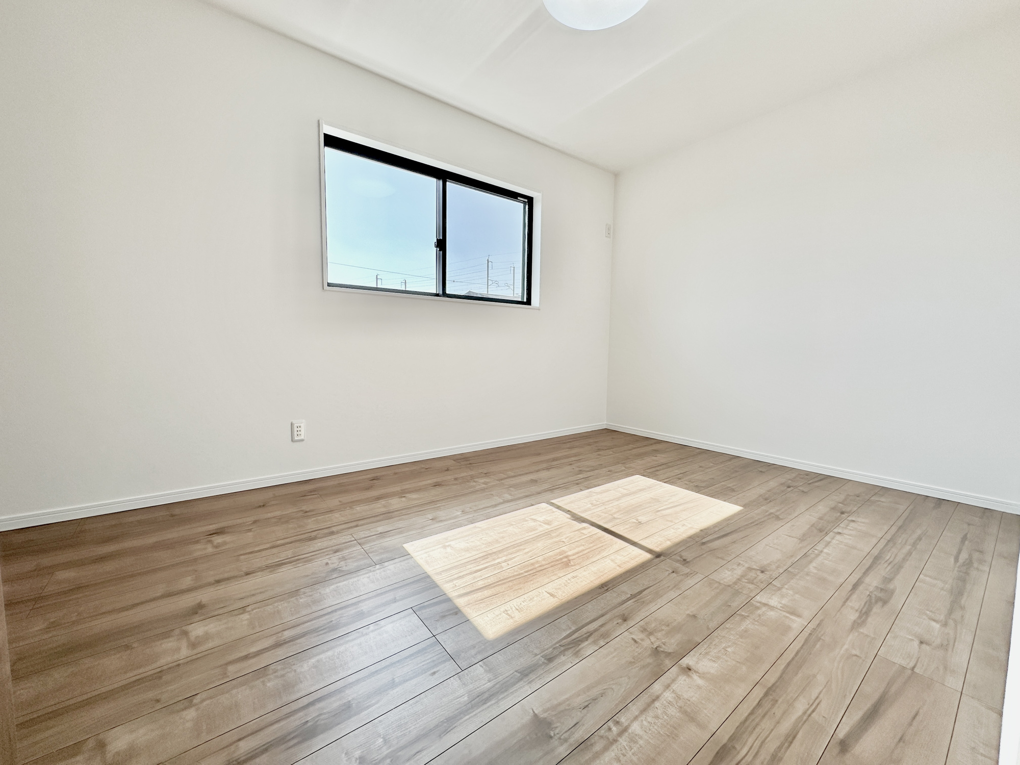 下野市川中子の新築一戸建の子供部屋|広々とした居住空間は日々の暮らしを彩り、心のやすらぎと満足感を与えてくれます。通風と採光を考慮した設計は子供たちはのびのび育ち、家族でくつろぎと団らんを生み出します。