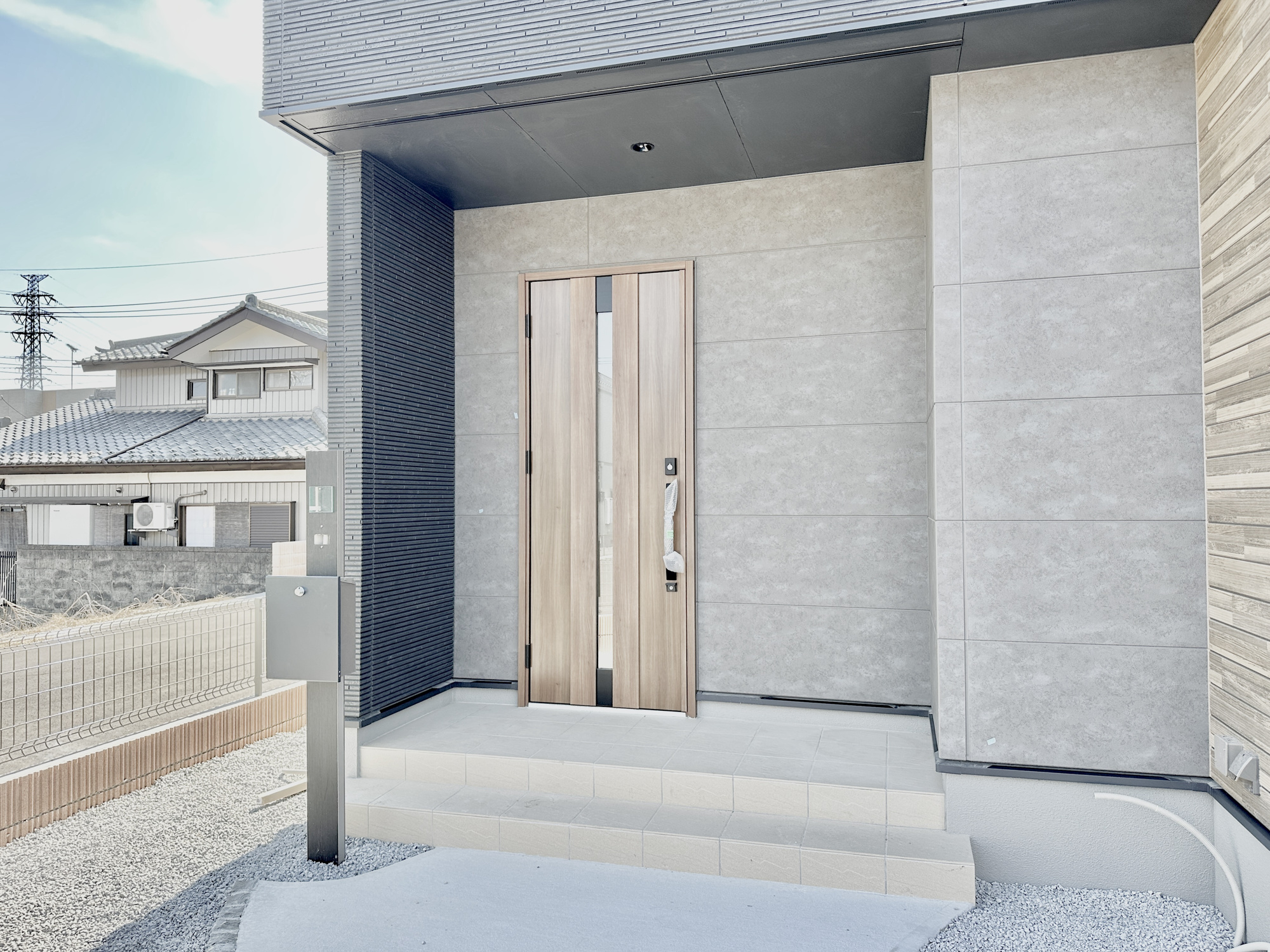 下野市川中子の新築一戸建の玄関|玄関上は屋根があるので雨の心配いらず♪