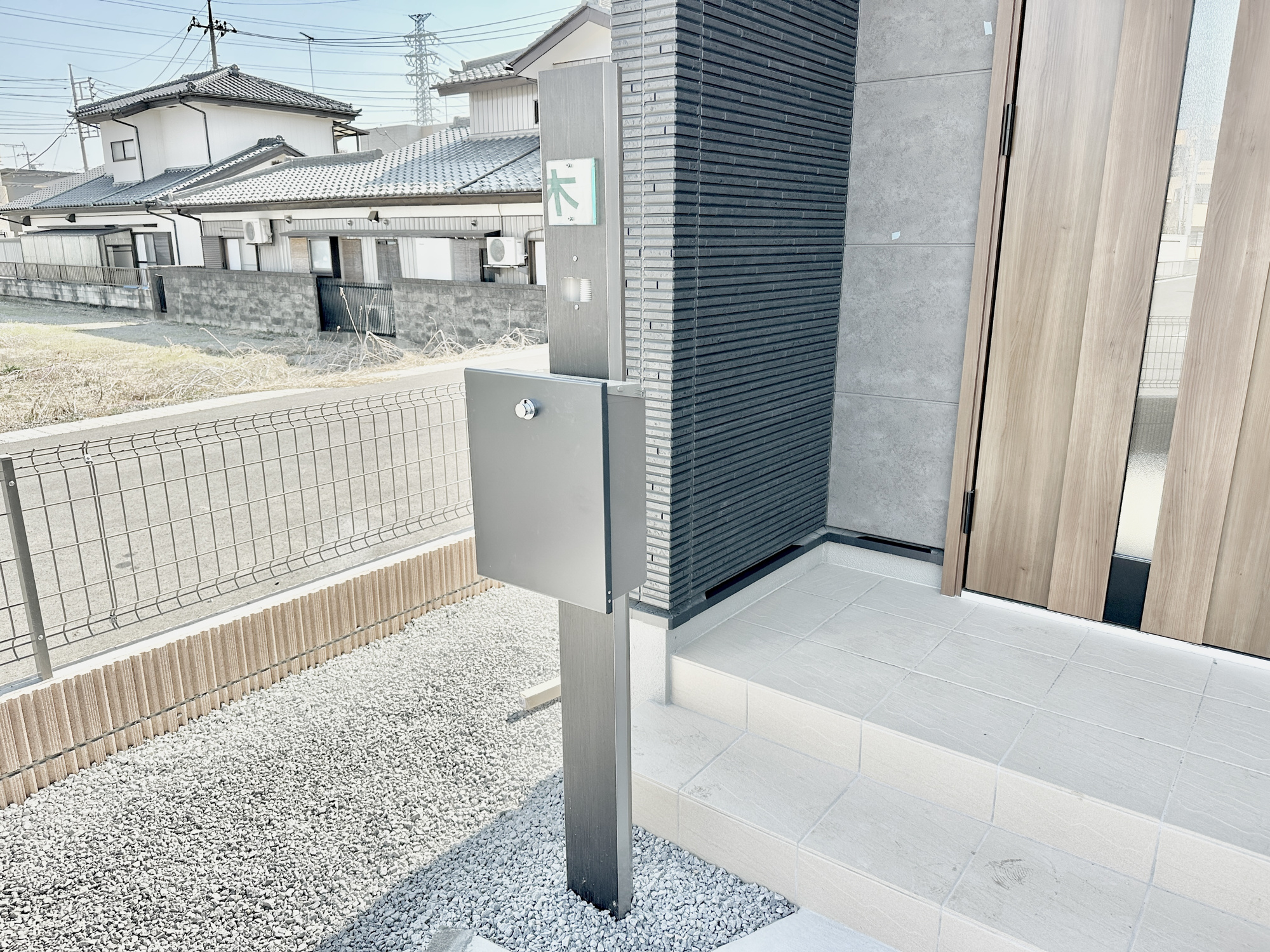 下野市川中子の新築一戸建の設備|おしゃれな機能ポールにはポスト、インターフォン、表札設置可能です♪
