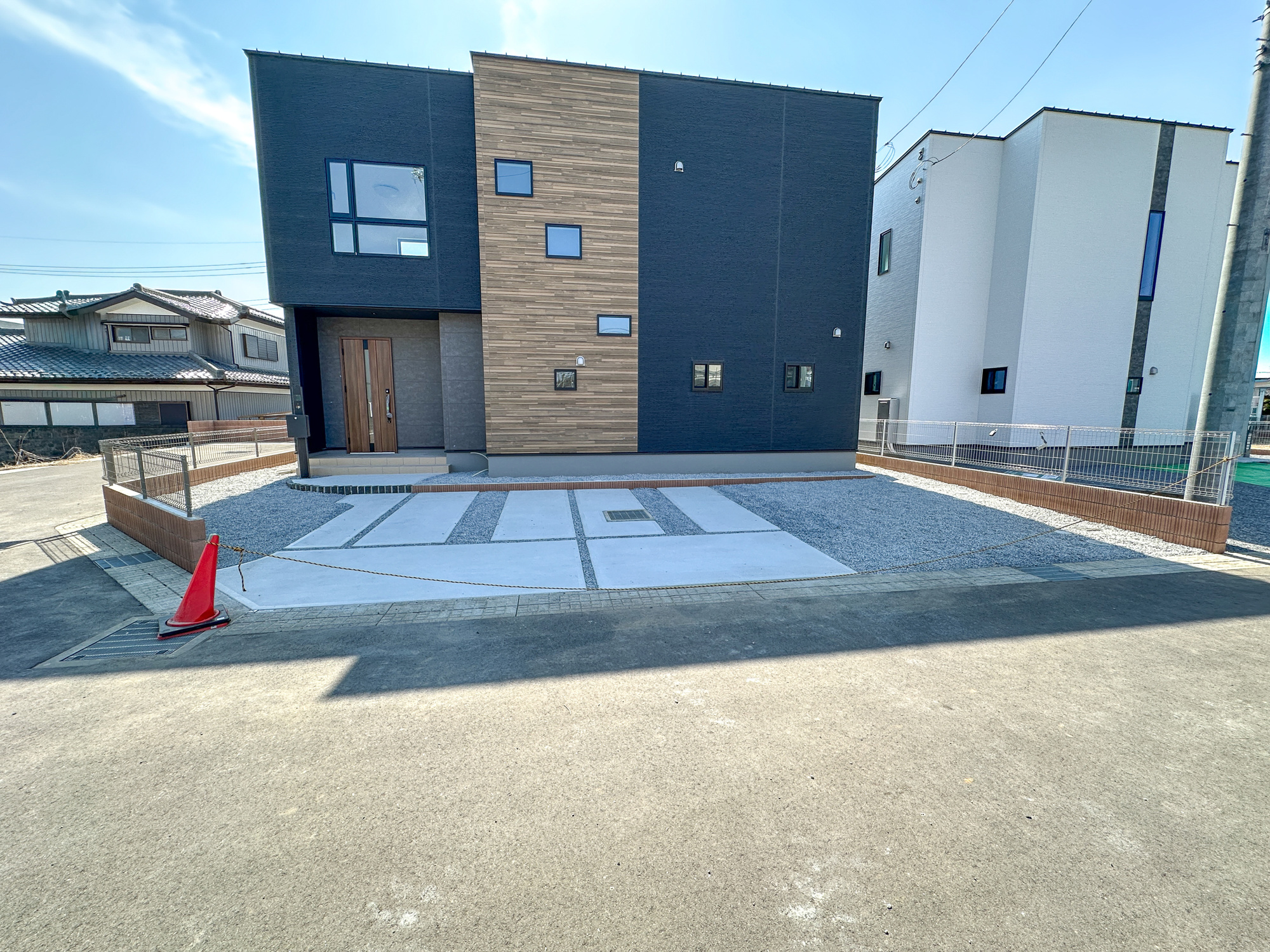 下野市川中子の新築一戸建の駐車場|車庫土間施工、駐車2台可能です(^^♪