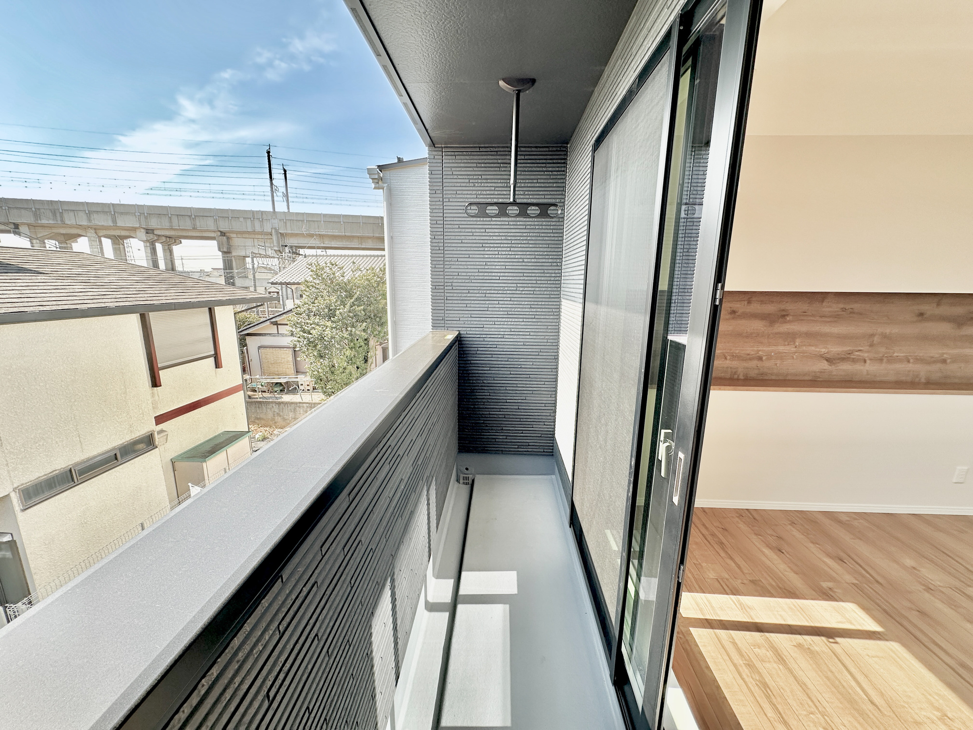下野市川中子の新築一戸建のバルコニー|南向きで陽当りの良いバルコニーは、物干しセットを追加すれば、一度にたくさんのお洗濯物が干せるのが魅力！バルコニーは洗濯物を干すだけの場所じゃなく、家族のゆとりのある時間を演出するプライベート空間。