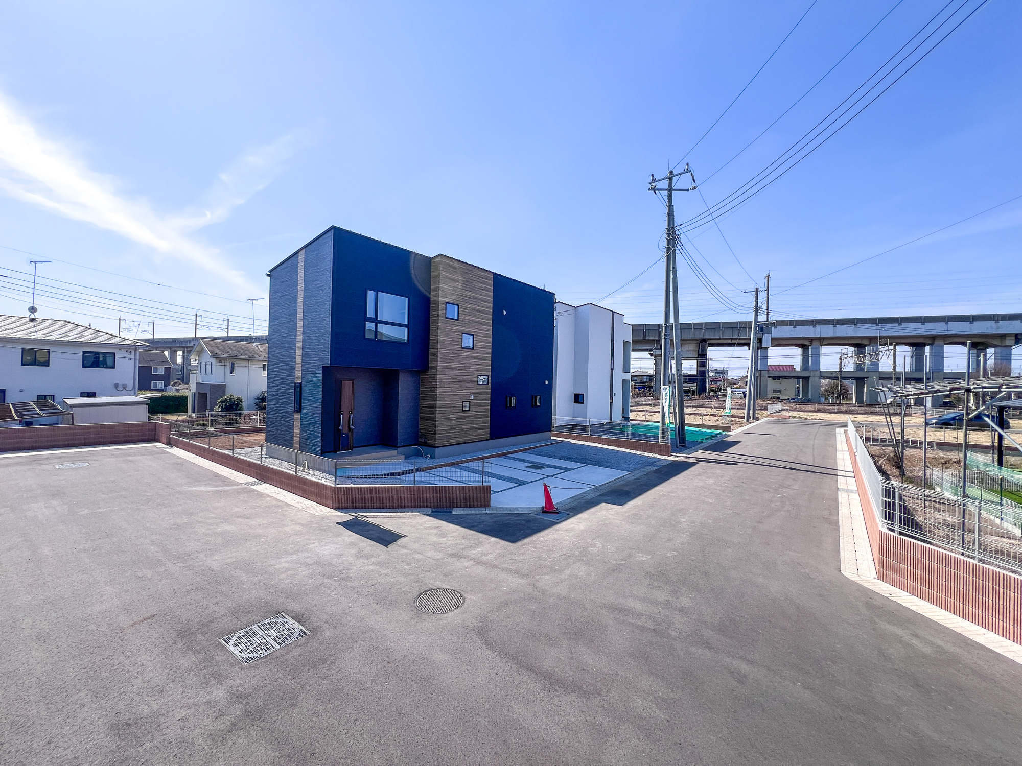 下野市川中子の新築一戸建の前面道路含む現地写真|閑静な住宅地で子育て家族にピッタリ。毎日のお散歩も快適な緑に恵まれたエリアで、自然に包まれた穏やかな暮らしを実現するための、ゆとりある住環境が整っています。

