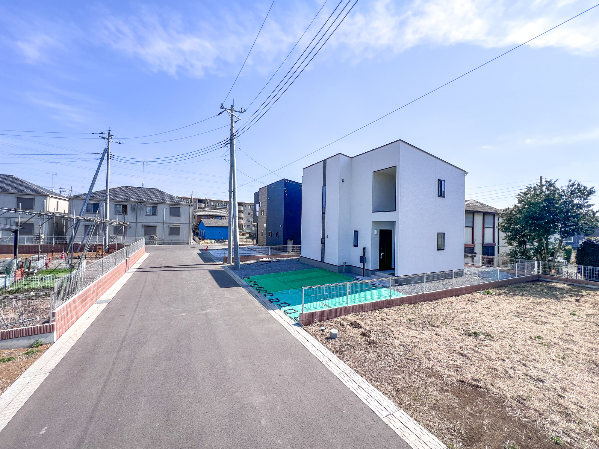 下野市川中子の新築一戸建の前面道路含む現地写真|低層の一戸建てを中心とした街並みが整然と続き、周辺は高い建物が建っていないので、採光や開放性に恵まれ、空が広く緑の多い閑静な趣を感じる環境です。

