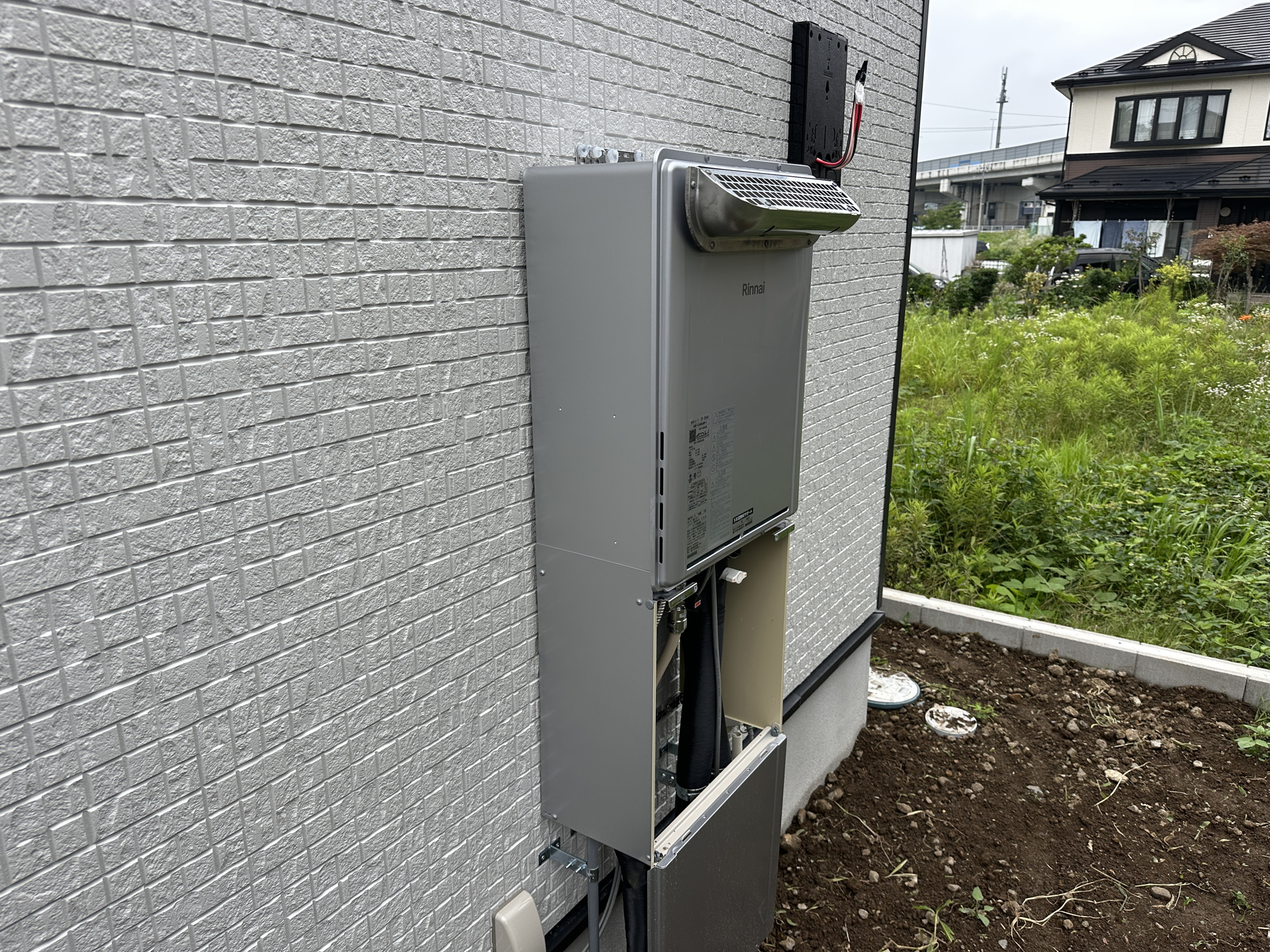宇都宮市野沢町第６　新築住宅全２棟の発電・温水設備|月々のガス代が優しい高効率給湯器♪