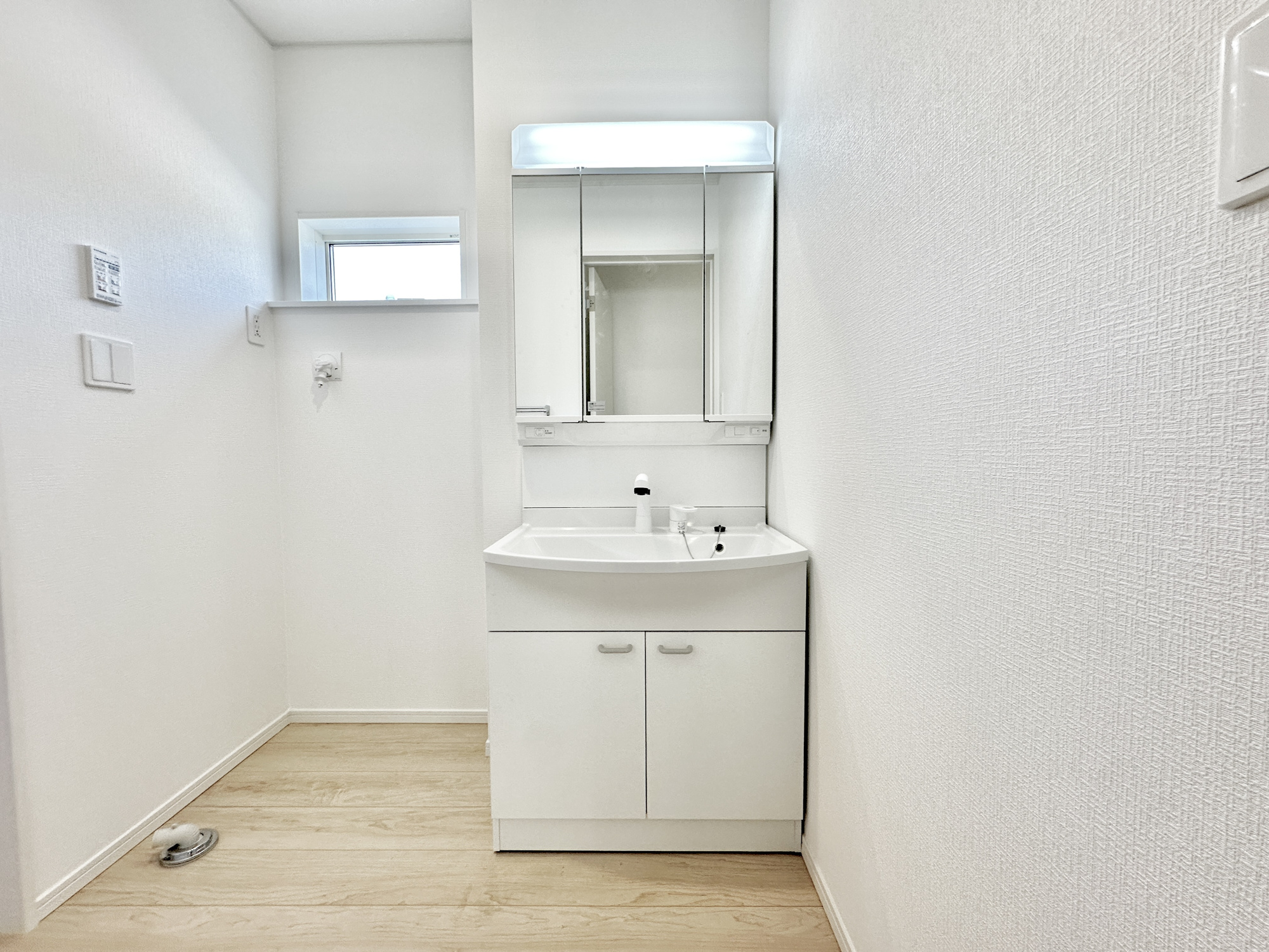 宇都宮市宮の内３丁目の新築一戸建の独立洗面台|歯磨きをしたりメイクや髪をセットしたり・・・使いやすさが考えられた3面鏡です♪シャワー付水栓で洗面台でのシャンプーや毎日の掃除に大変便利ですね♪