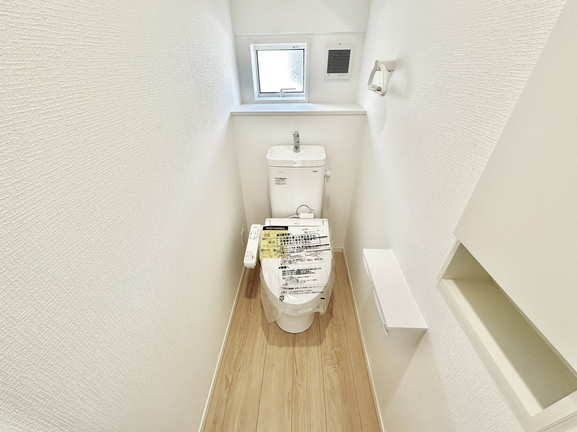 宇都宮市宮の内３丁目の新築一戸建のトイレ|節水型でエコなトイレには、今では当たり前の洗浄付き。便座を温める機能もついていて、居心地良くてトイレから出られなくなるかも！換気用に換気扇はもちろん、窓も着いているので常に快適ですね♪