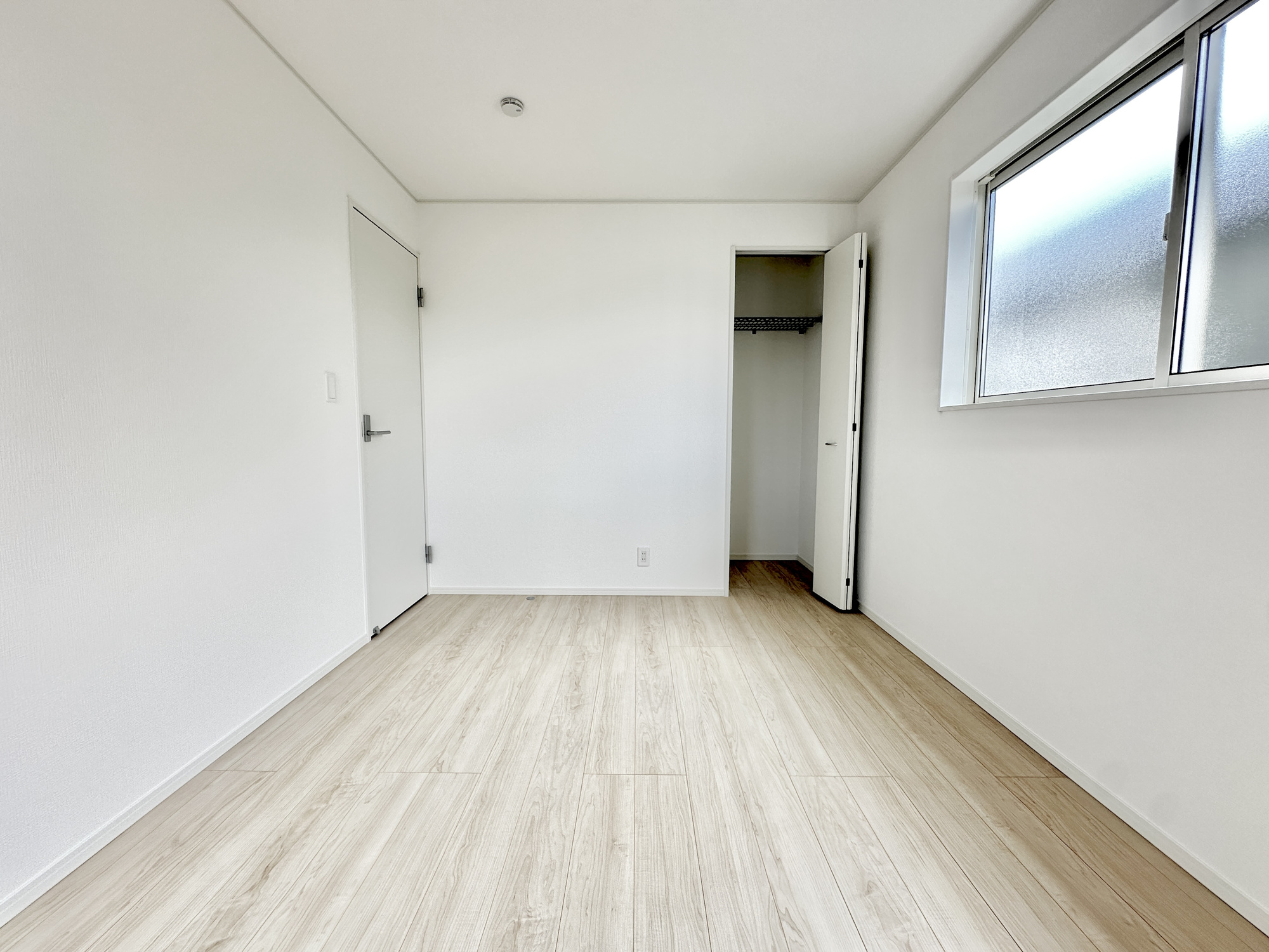 宇都宮市宮の内３丁目の新築一戸建の洋室|家族一人ひとりの大切なプライベート空間。趣味に合わせて使って頂けるようシンプルに仕上げてあります。暮らし心地を大きく左右する収納を、適材適所に配置し使い勝手を考慮しました。