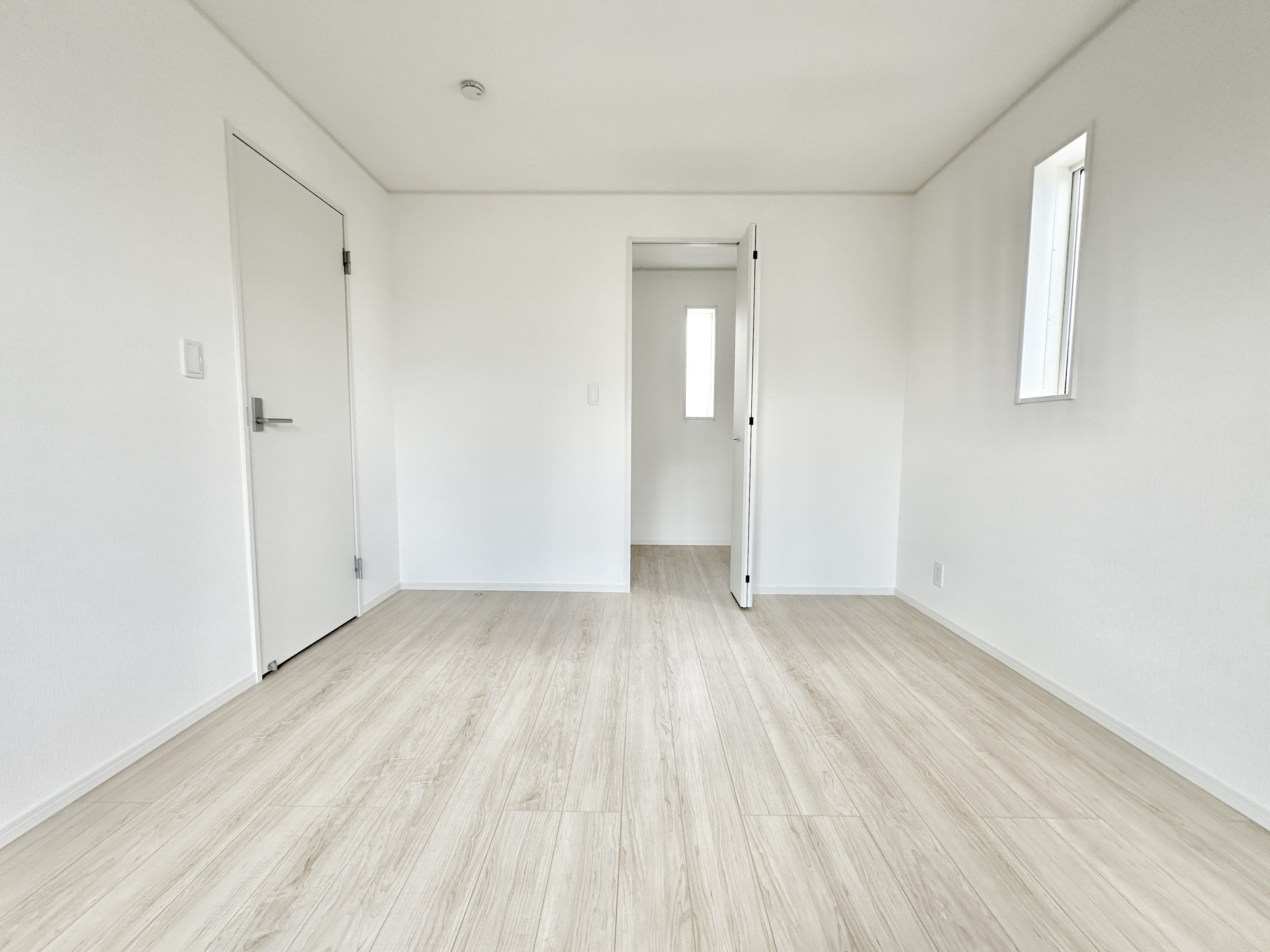 宇都宮市宮の内３丁目の新築一戸建の子供部屋|広々とした居住空間は日々の暮らしを彩り、心のやすらぎと満足感を与えてくれます。通風と採光を考慮した設計は子供たちはのびのび育ち、家族でくつろぎと団らんを生み出します。