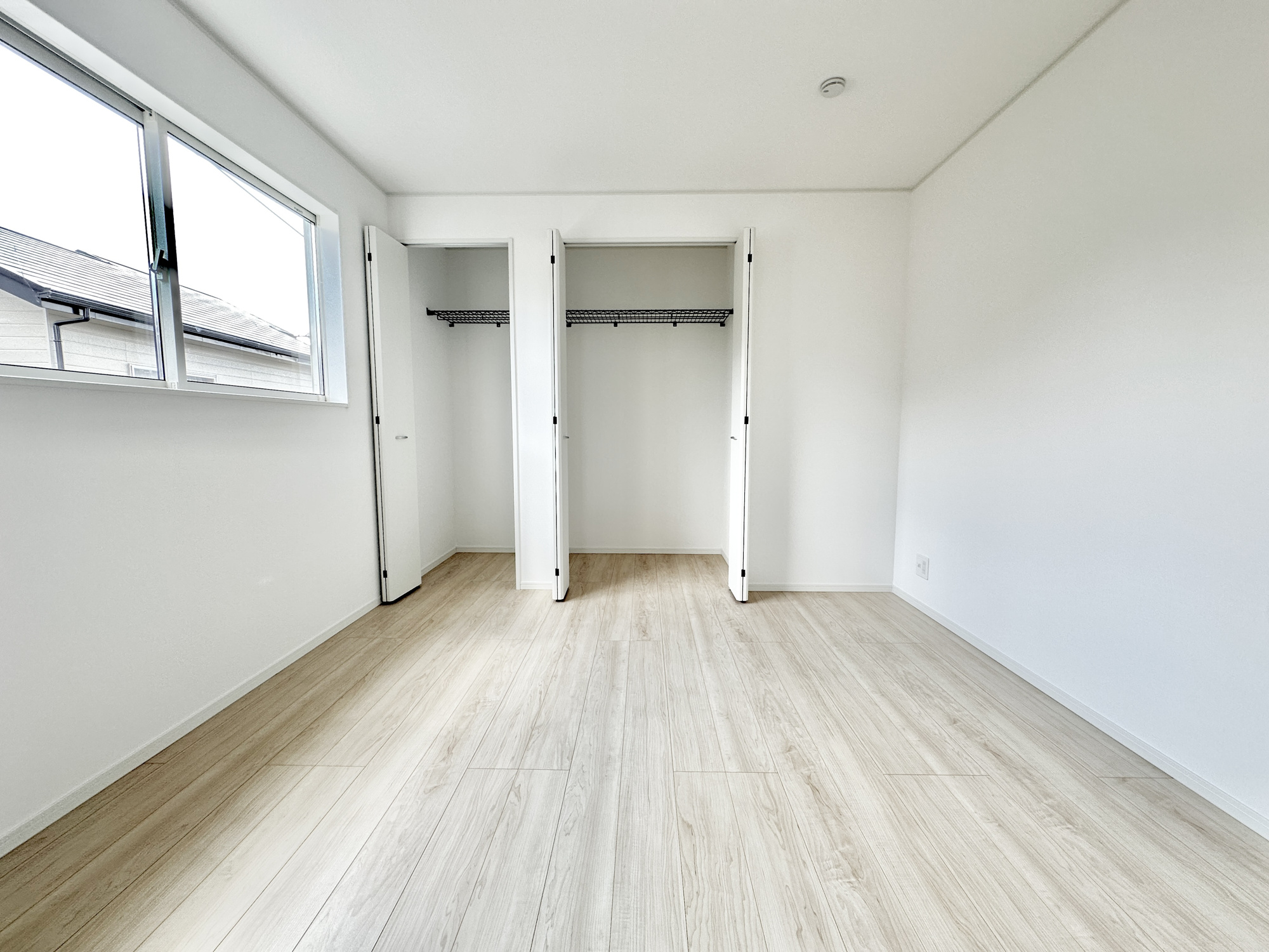 宇都宮市宮の内３丁目の新築一戸建の寝室|大きな窓からたっぷりと陽光が注がれる明るい空間。家族の成長に対応できる永住仕様の間取り。一日の疲れをいやしてくれる主寝室。時を忘れて過ごす場所として過ごせるお部屋。