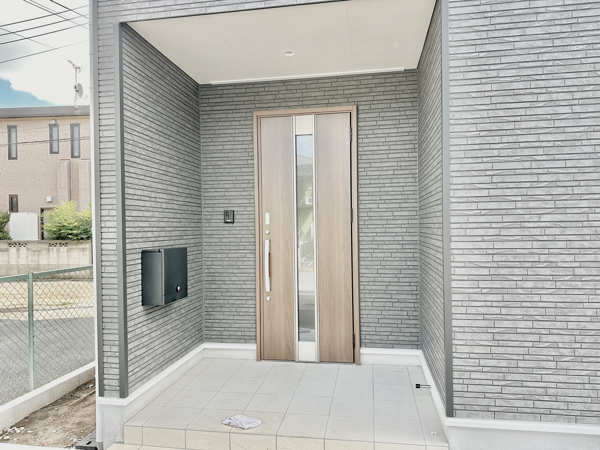 宇都宮市宮の内３丁目の新築一戸建の玄関|玄関上は屋根があるので雨の心配いらず♪