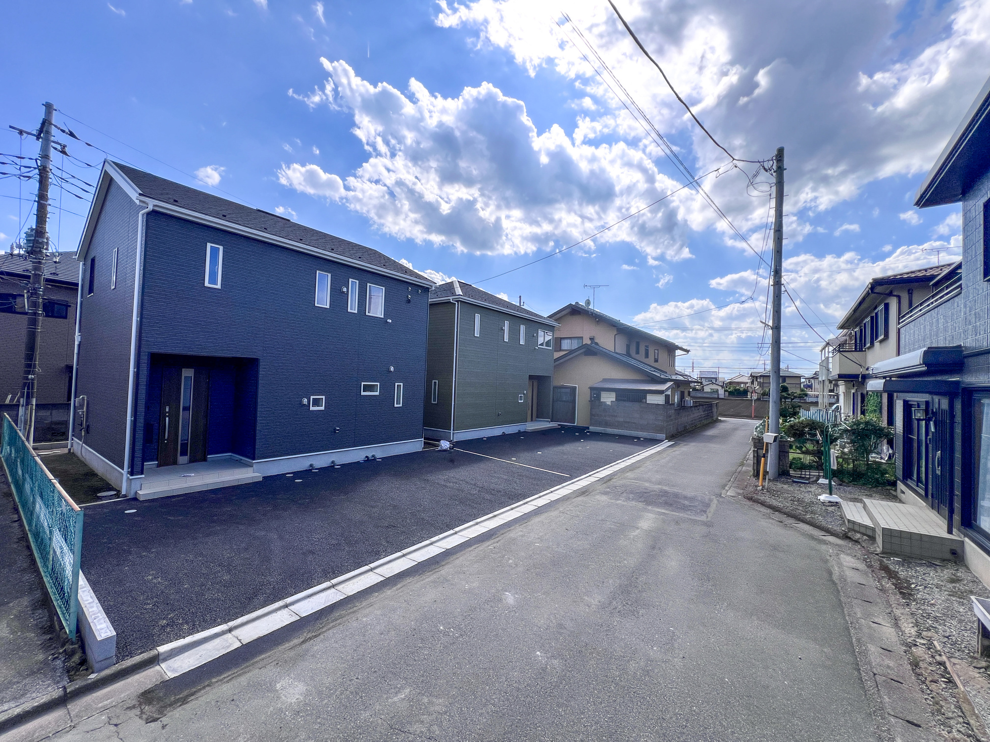 宇都宮市宮の内３丁目の新築一戸建の前面道路含む現地写真|閑静な住宅地で子育て家族にピッタリ。毎日のお散歩も快適な緑に恵まれたエリアで、自然に包まれた穏やかな暮らしを実現するための、ゆとりある住環境が整っています。

