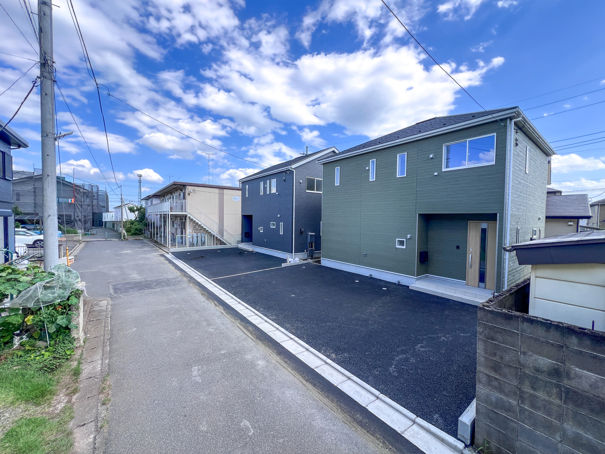 宇都宮市宮の内３丁目の新築一戸建の前面道路含む現地写真|低層の一戸建てを中心とした街並みが整然と続き、周辺は高い建物が建っていないので、採光や開放性に恵まれ、空が広く緑の多い閑静な趣を感じる環境です。

