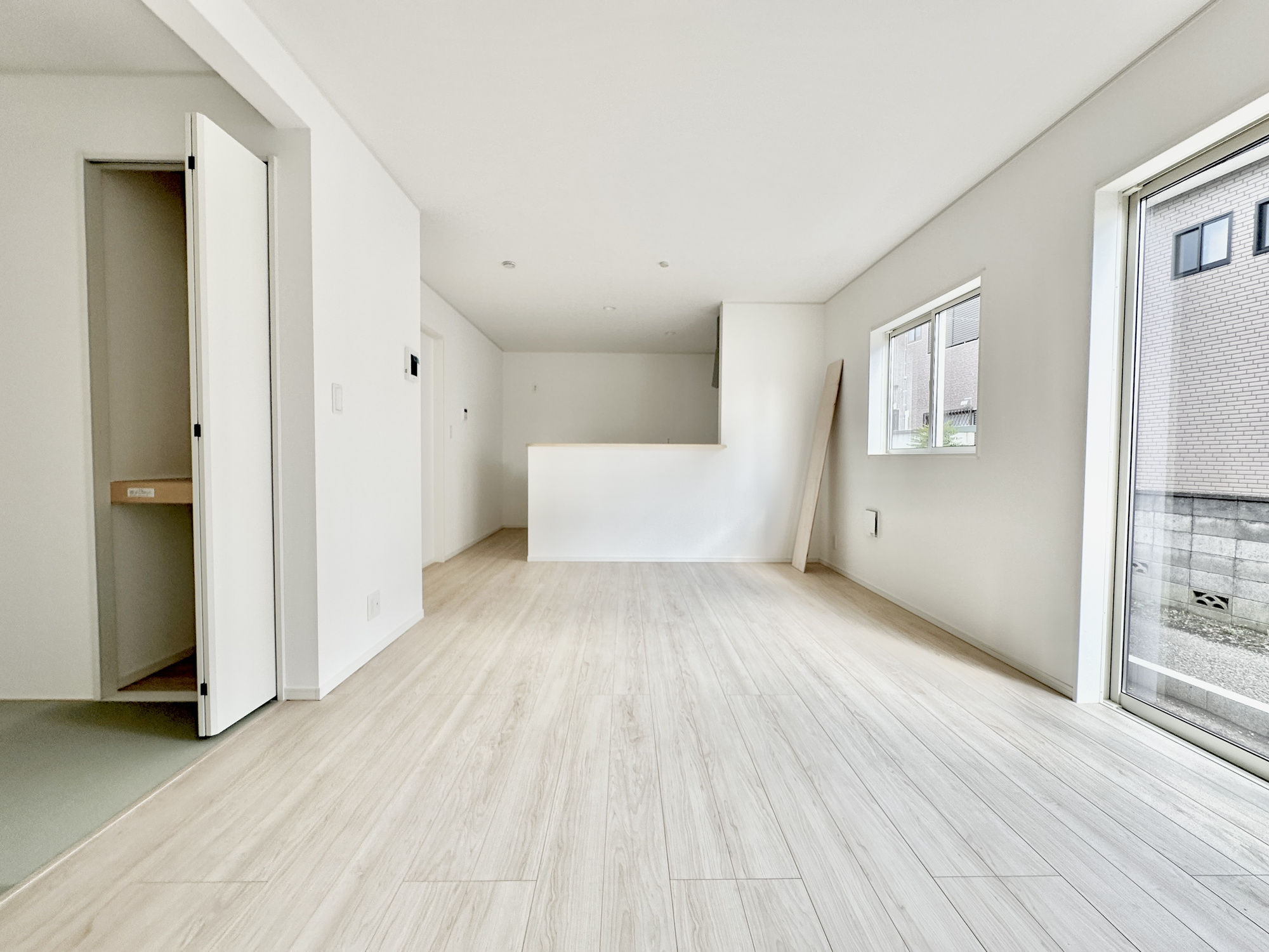 宇都宮市宮の内３丁目の新築一戸建の居間・リビング|南向きに大きく開いた窓からは、明るい陽射しが射し込みます。
爽やかな風が吹き抜ける心地良いリビングには、自然と家族が集まります。