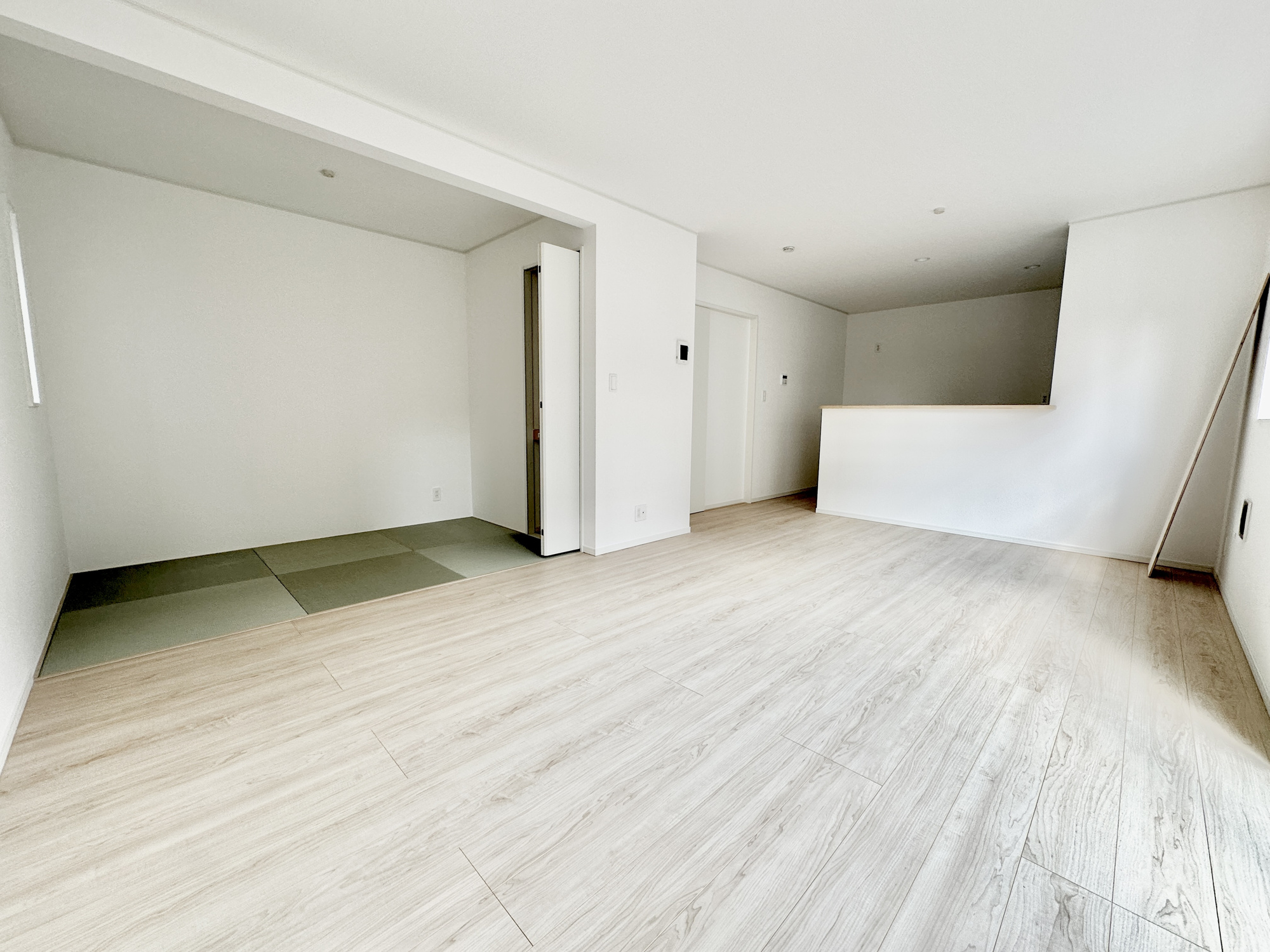 宇都宮市宮の内３丁目の新築一戸建の居間・リビング|室内にいても、たっぷりの陽光と爽やかな風を感じて頂ける、開放感あふれるリビングです。
ご家族と穏やかに過ごす、心地の良い時間が流れます。