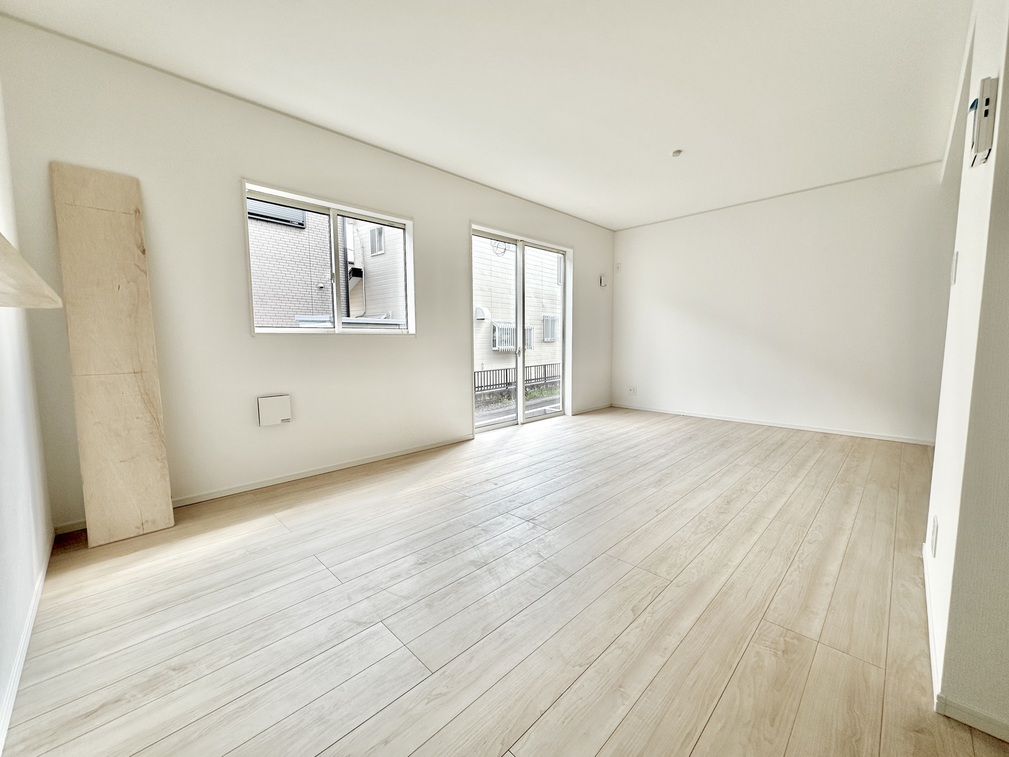 宇都宮市宮の内３丁目の新築一戸建の居間・リビング|オープンな空間を生み出す、こだわりの広がりとゆとり。家族と過ごす時間を大切にしたい方にぴったりの明るくゆとりある住空間です。南側の窓からの日差しがリビングの隅々までしっかりと届きます！ 