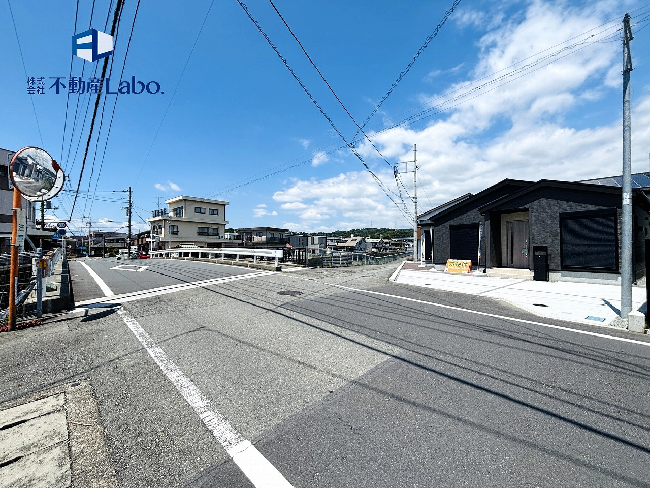 リナージュ　富士市中里第1期　‐全8区画‐の前面道路含む現地写真|須津駅徒歩10分、須津小・中学校も徒歩15分内と周辺環境も暮らしやすい♪
道路に面していて車の出し入れもスムーズです♪