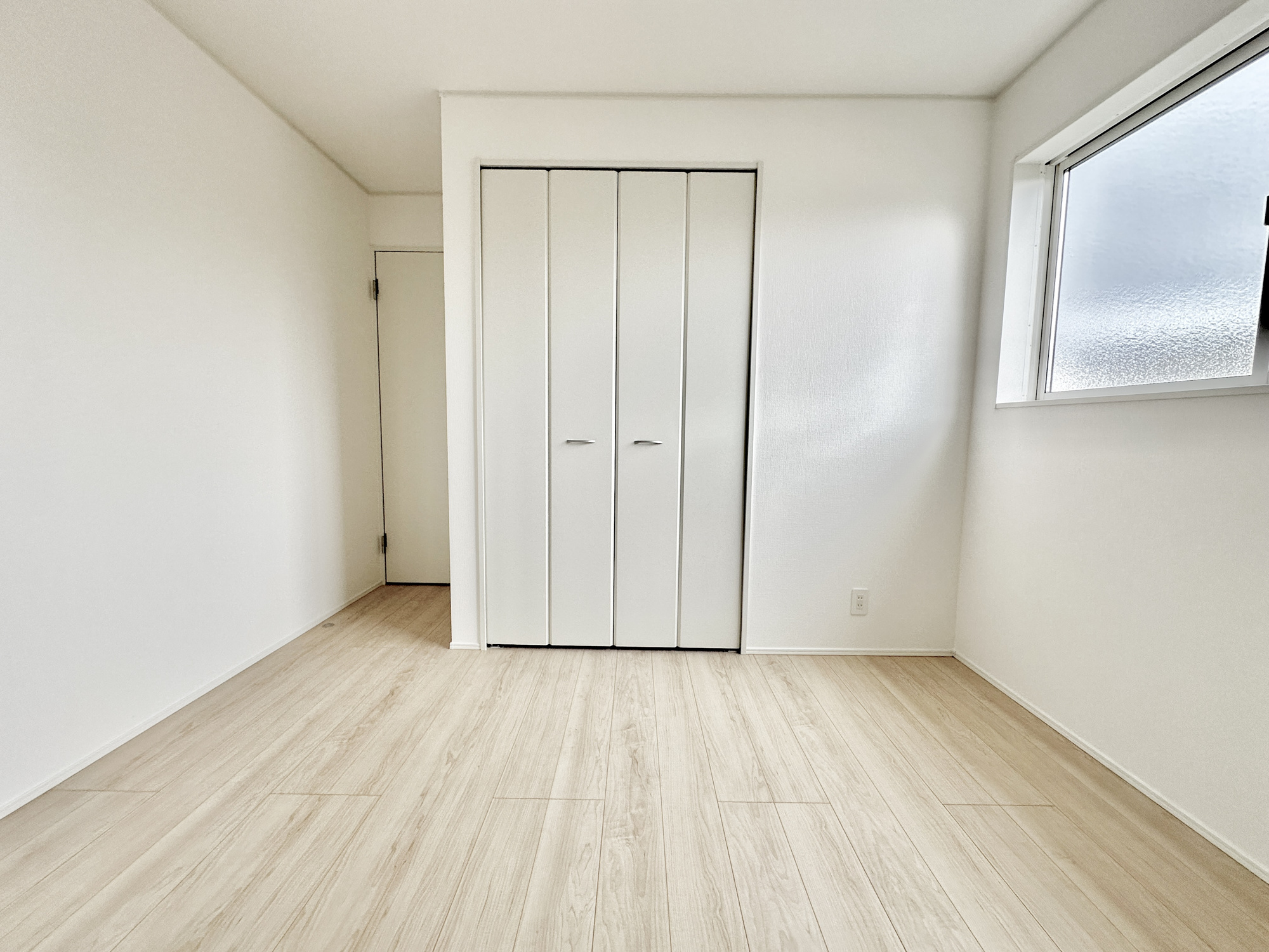 日光市平ケ崎の新築一戸建の子供部屋|広々とした居住空間は日々の暮らしを彩り、心のやすらぎと満足感を与えてくれます。通風と採光を考慮した設計は子供たちはのびのび育ち、家族でくつろぎと団らんを生み出します。