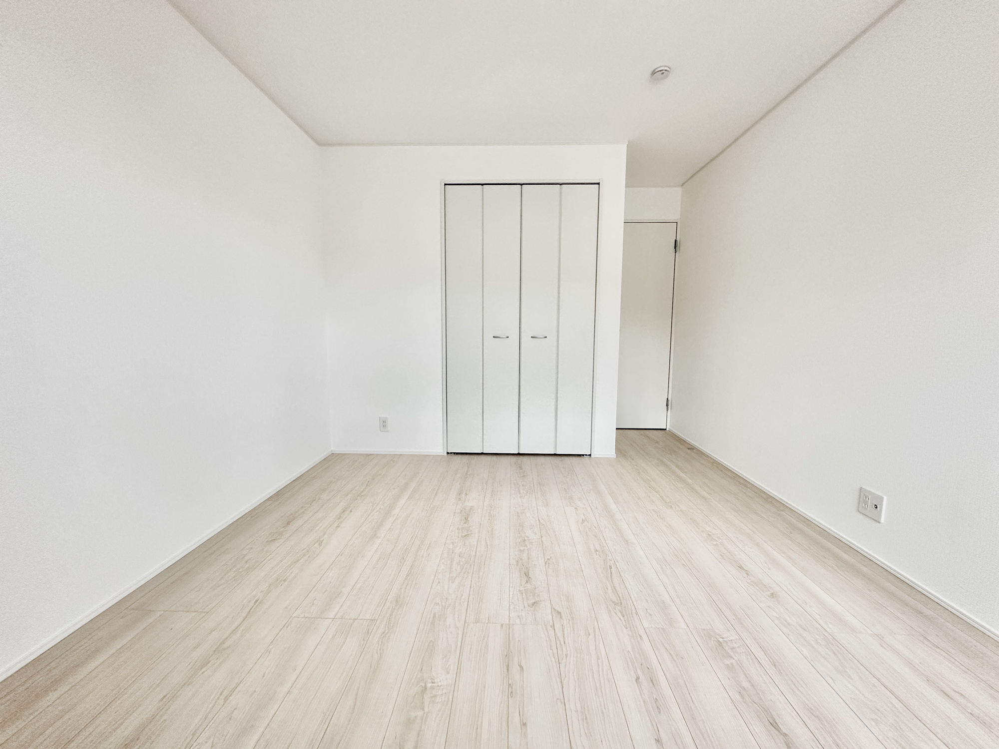日光市平ケ崎の新築一戸建の寝室|大きな窓からたっぷりと陽光が注がれる明るい空間。家族の成長に対応できる永住仕様の間取り。一日の疲れをいやしてくれる主寝室。時を忘れて過ごす場所として過ごせるお部屋。