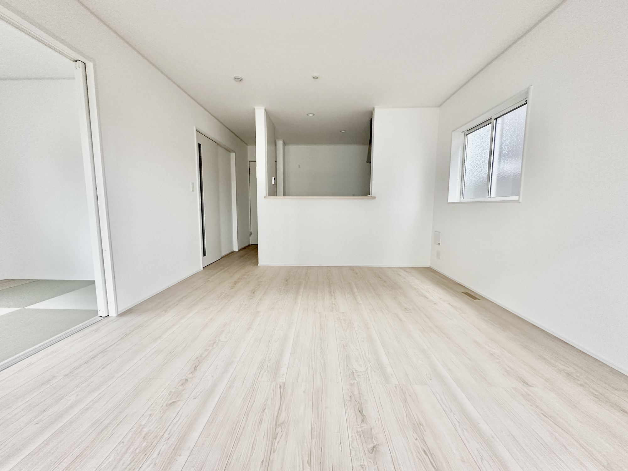 日光市平ケ崎の新築一戸建の居間・リビング|南向きに大きく開いた窓からは、明るい陽射しが射し込みます。
爽やかな風が吹き抜ける心地良いリビングには、自然と家族が集まります。
