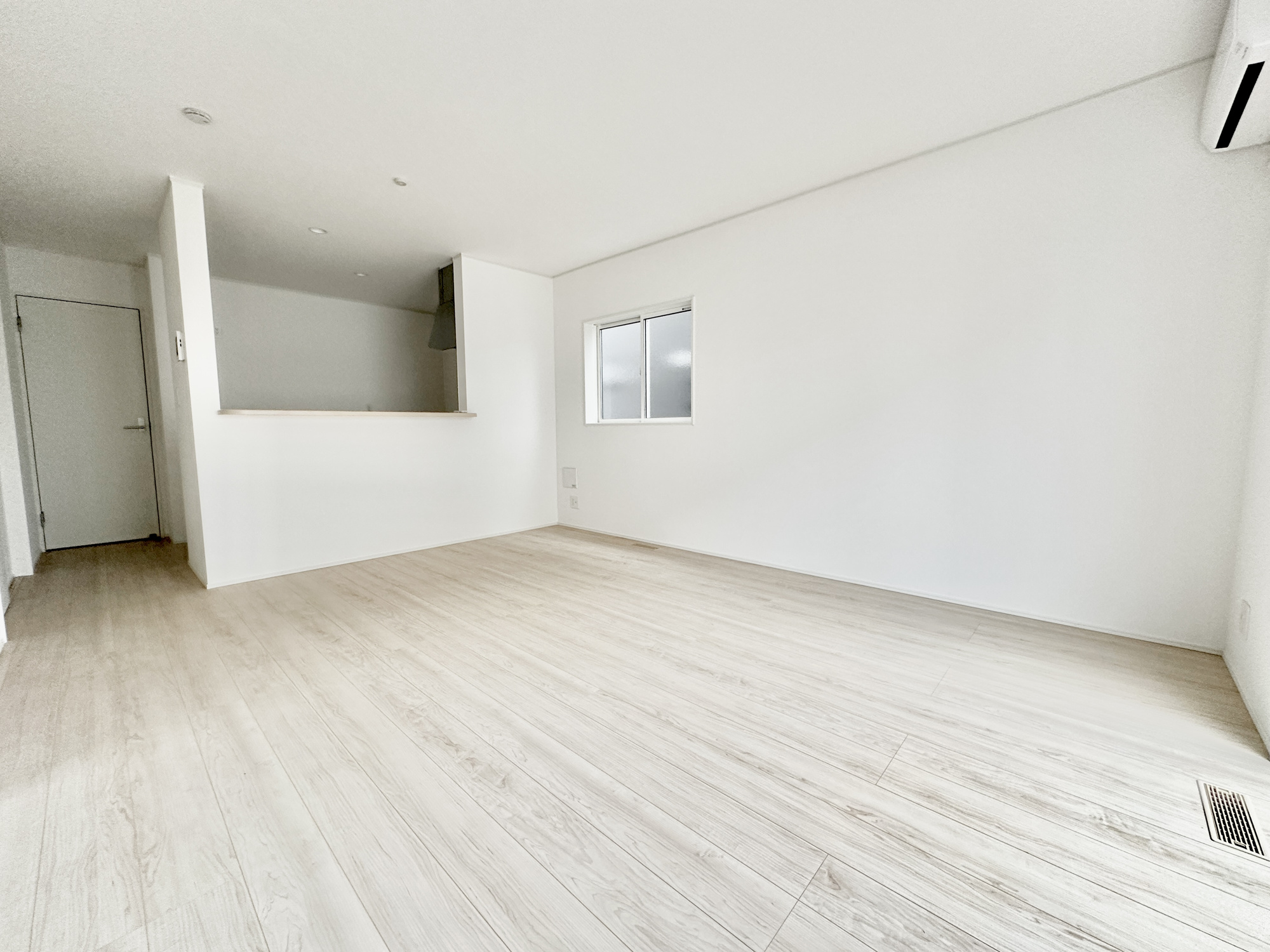 日光市平ケ崎の新築一戸建の居間・リビング|室内にいても、たっぷりの陽光と爽やかな風を感じて頂ける、開放感あふれるリビングです。
ご家族と穏やかに過ごす、心地の良い時間が流れます。