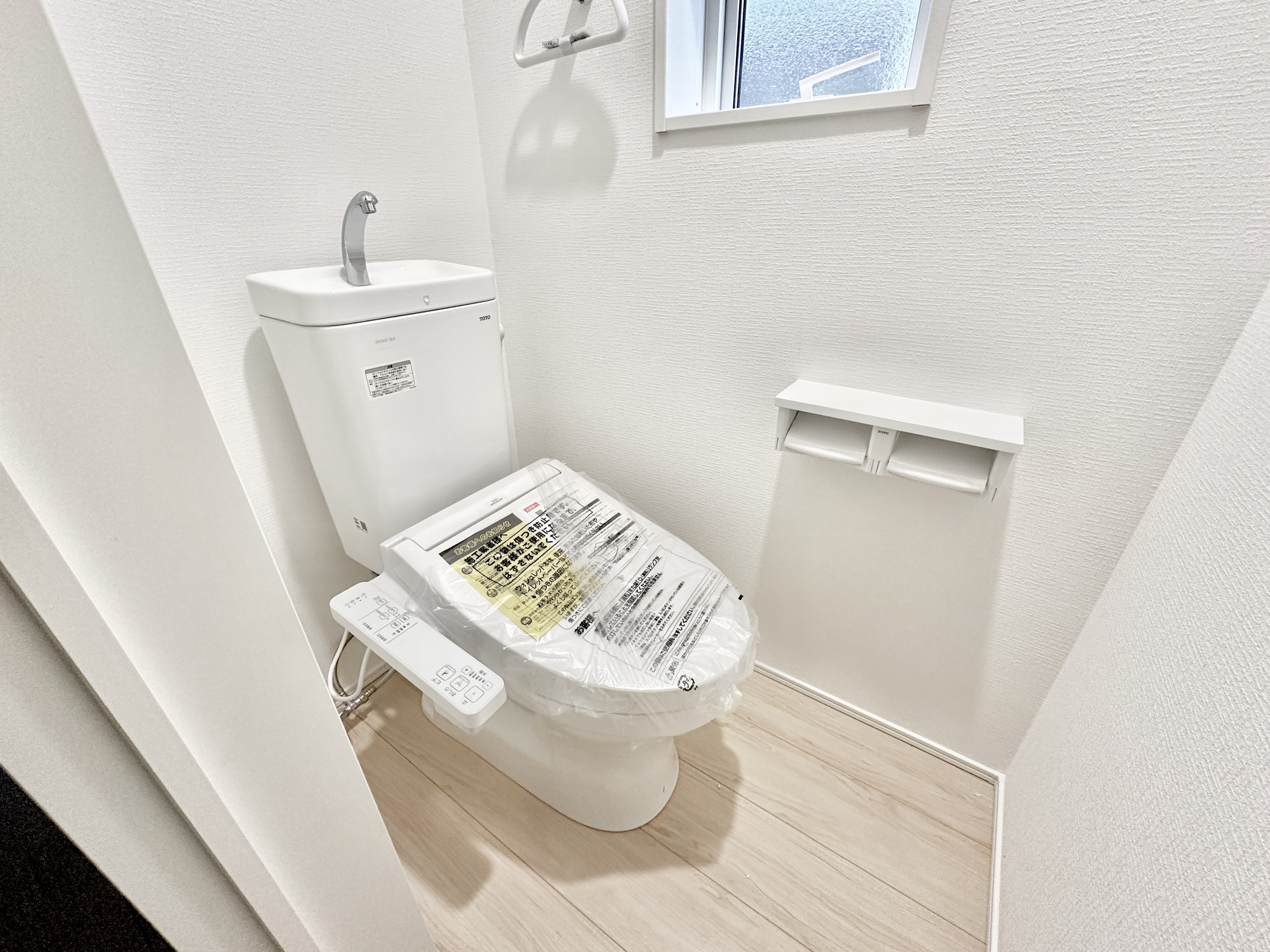 日光市平ケ崎の新築一戸建のトイレ|節水型でエコなトイレには、今では当たり前の洗浄付き。便座を温める機能もついていて、居心地良くてトイレから出られなくなるかも！換気用に換気扇はもちろん、窓も着いているので常に快適ですね♪