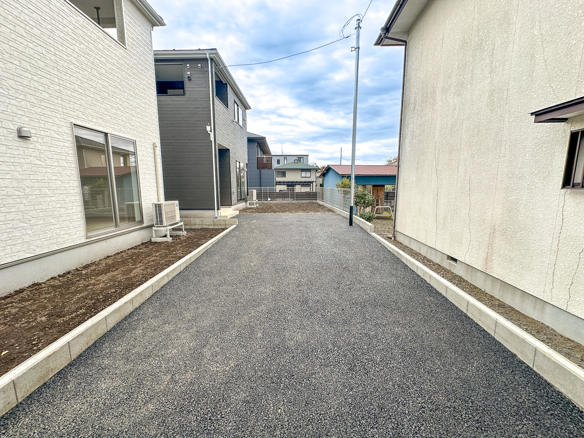 日光市平ケ崎の新築一戸建の駐車場|車庫土間施工、駐車3台可能です(^^♪