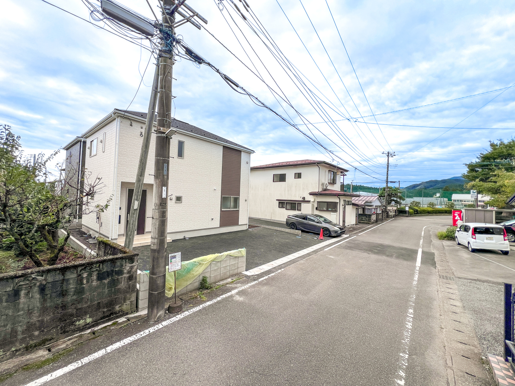 日光市平ケ崎の新築一戸建の前面道路含む現地写真|閑静な住宅地で子育て家族にピッタリ。毎日のお散歩も快適な緑に恵まれたエリアで、自然に包まれた穏やかな暮らしを実現するための、ゆとりある住環境が整っています。

