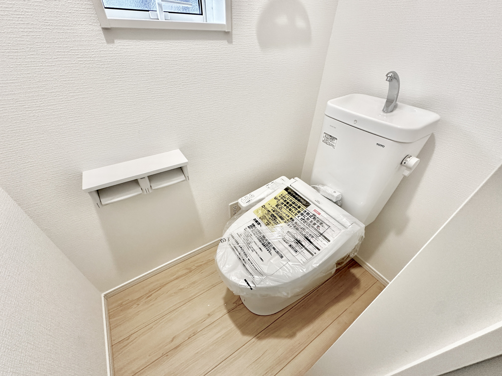 下都賀郡壬生町緑町２丁目の新築一戸建のトイレ|節水型でエコなトイレには、今では当たり前の洗浄付き。便座を温める機能もついていて、居心地良くてトイレから出られなくなるかも！換気用に換気扇はもちろん、窓も着いているので常に快適ですね♪