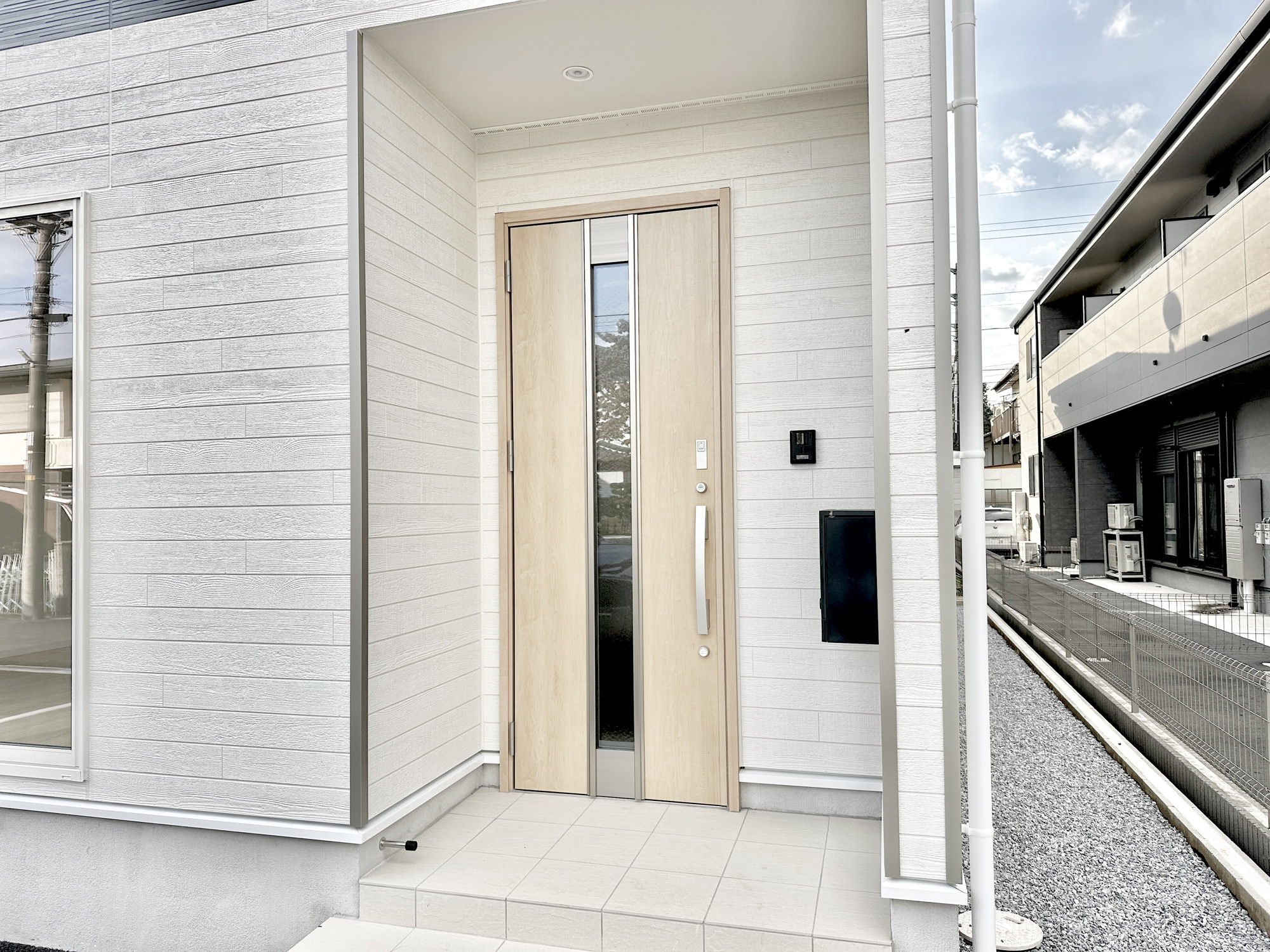 下都賀郡壬生町緑町２丁目の新築一戸建の玄関|玄関上は屋根があるので雨の心配いらず♪