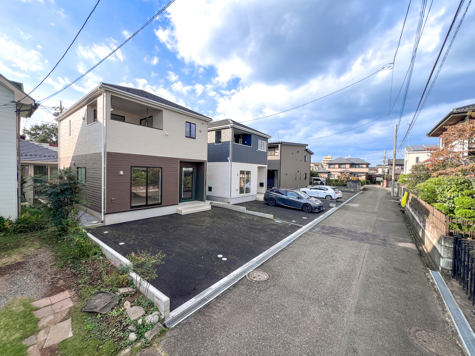 下都賀郡壬生町緑町２丁目の新築一戸建の前面道路含む現地写真|閑静な住宅地で子育て家族にピッタリ。毎日のお散歩も快適な緑に恵まれたエリアで、自然に包まれた穏やかな暮らしを実現するための、ゆとりある住環境が整っています。

