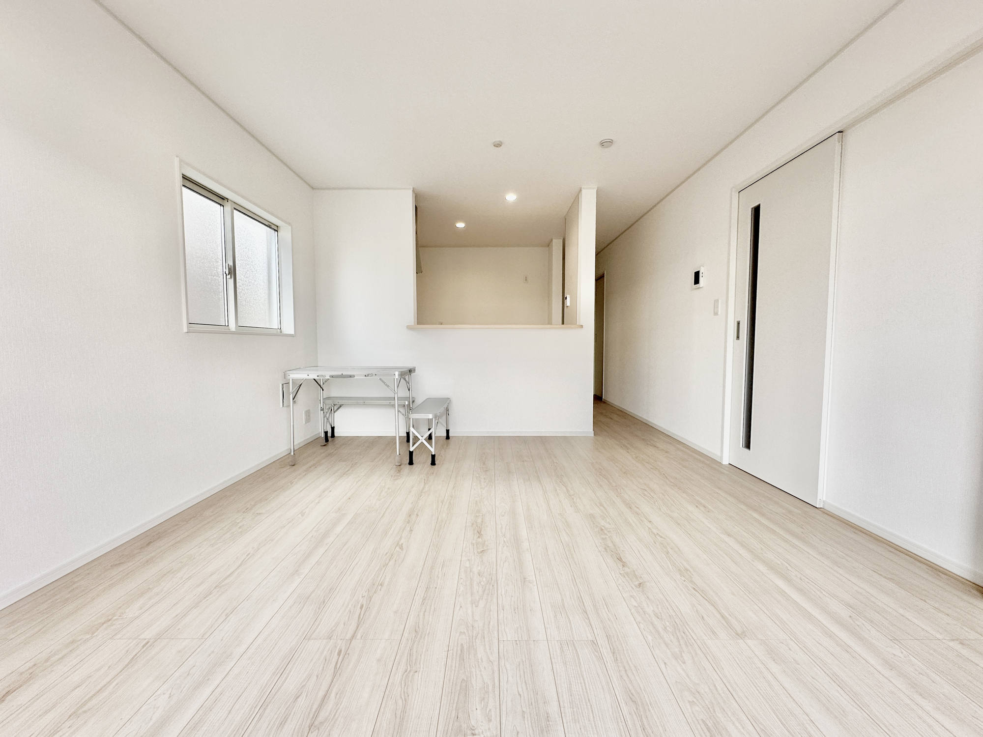下都賀郡壬生町緑町２丁目の新築一戸建の居間・リビング|南向きに大きく開いた窓からは、明るい陽射しが射し込みます。
爽やかな風が吹き抜ける心地良いリビングには、自然と家族が集まります。