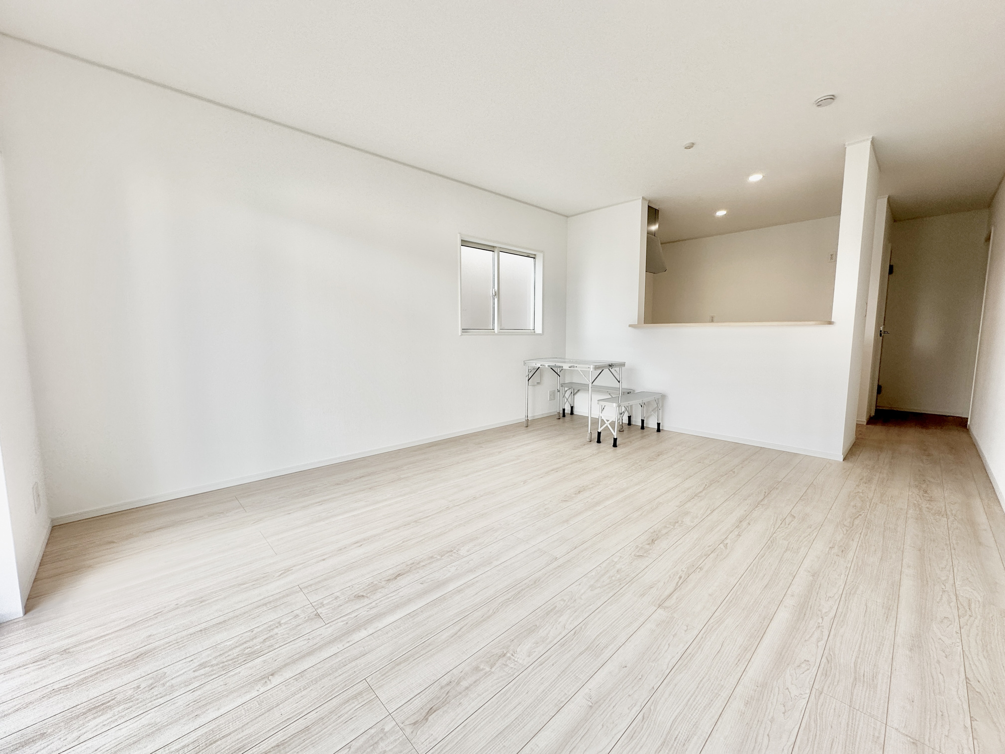 下都賀郡壬生町緑町２丁目の新築一戸建の居間・リビング|室内にいても、たっぷりの陽光と爽やかな風を感じて頂ける、開放感あふれるリビングです。
ご家族と穏やかに過ごす、心地の良い時間が流れます。