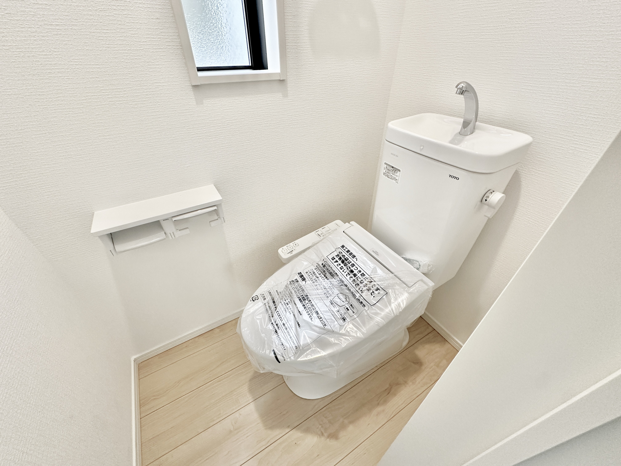 下都賀郡壬生町緑町２丁目の新築一戸建のトイレ|節水型でエコなトイレには、今では当たり前の洗浄付き。便座を温める機能もついていて、居心地良くてトイレから出られなくなるかも！換気用に換気扇はもちろん、窓も着いているので常に快適ですね♪