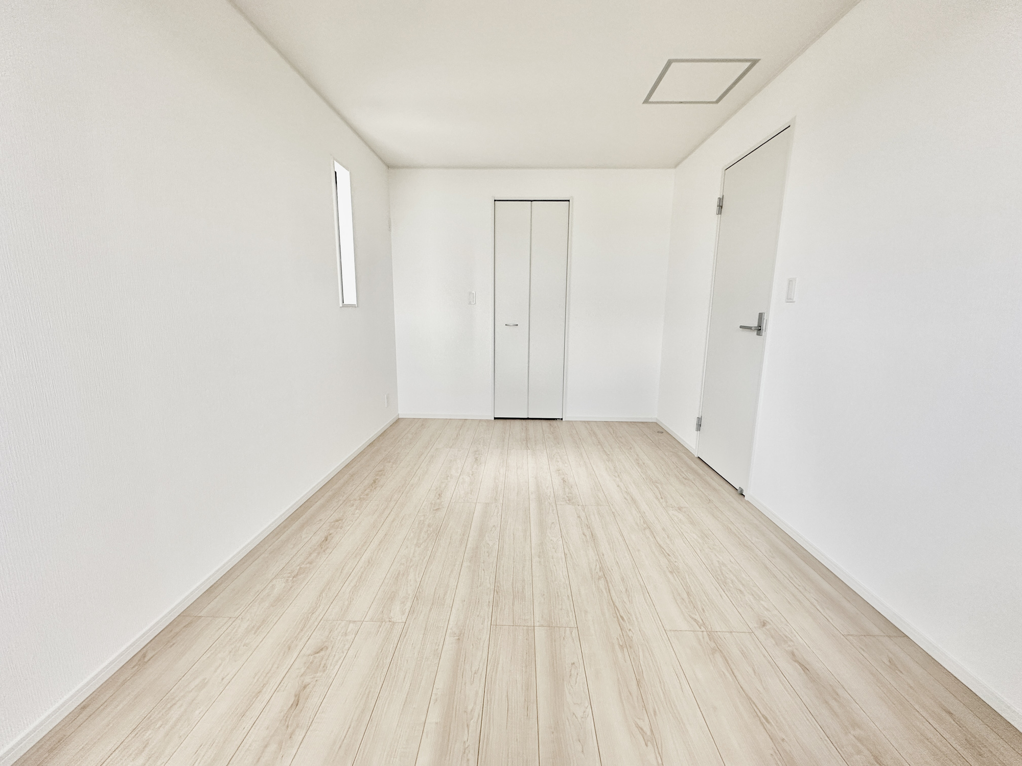 下都賀郡壬生町緑町２丁目の新築一戸建の子供部屋|広々とした居住空間は日々の暮らしを彩り、心のやすらぎと満足感を与えてくれます。通風と採光を考慮した設計は子供たちはのびのび育ち、家族でくつろぎと団らんを生み出します。