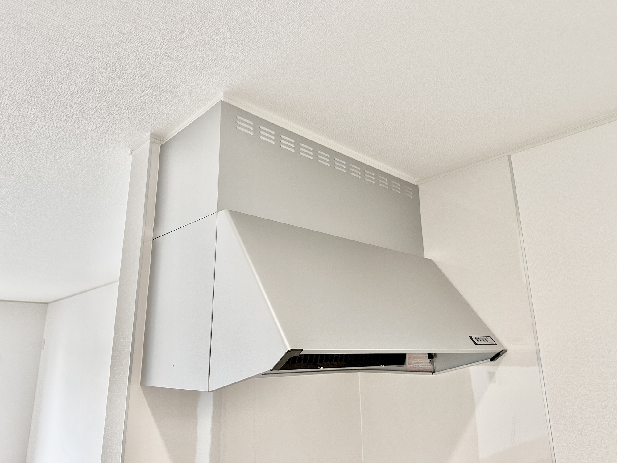 下都賀郡壬生町緑町２丁目の新築一戸建の設備|キッチンの見た目もスッキリし、稼働している時も音が静かなレンジフード。
