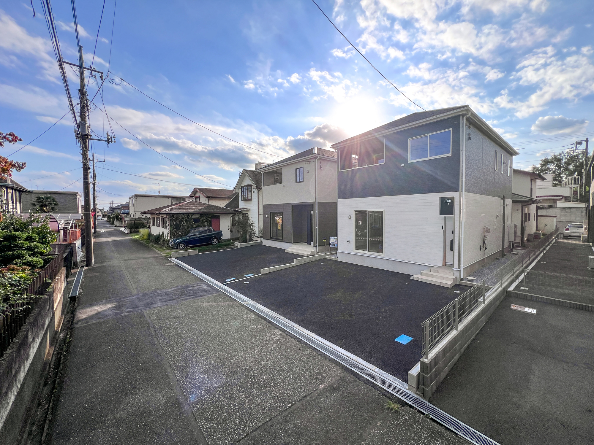 下都賀郡壬生町緑町２丁目の新築一戸建の前面道路含む現地写真|閑静な住宅地で子育て家族にピッタリ。毎日のお散歩も快適な緑に恵まれたエリアで、自然に包まれた穏やかな暮らしを実現するための、ゆとりある住環境が整っています。

