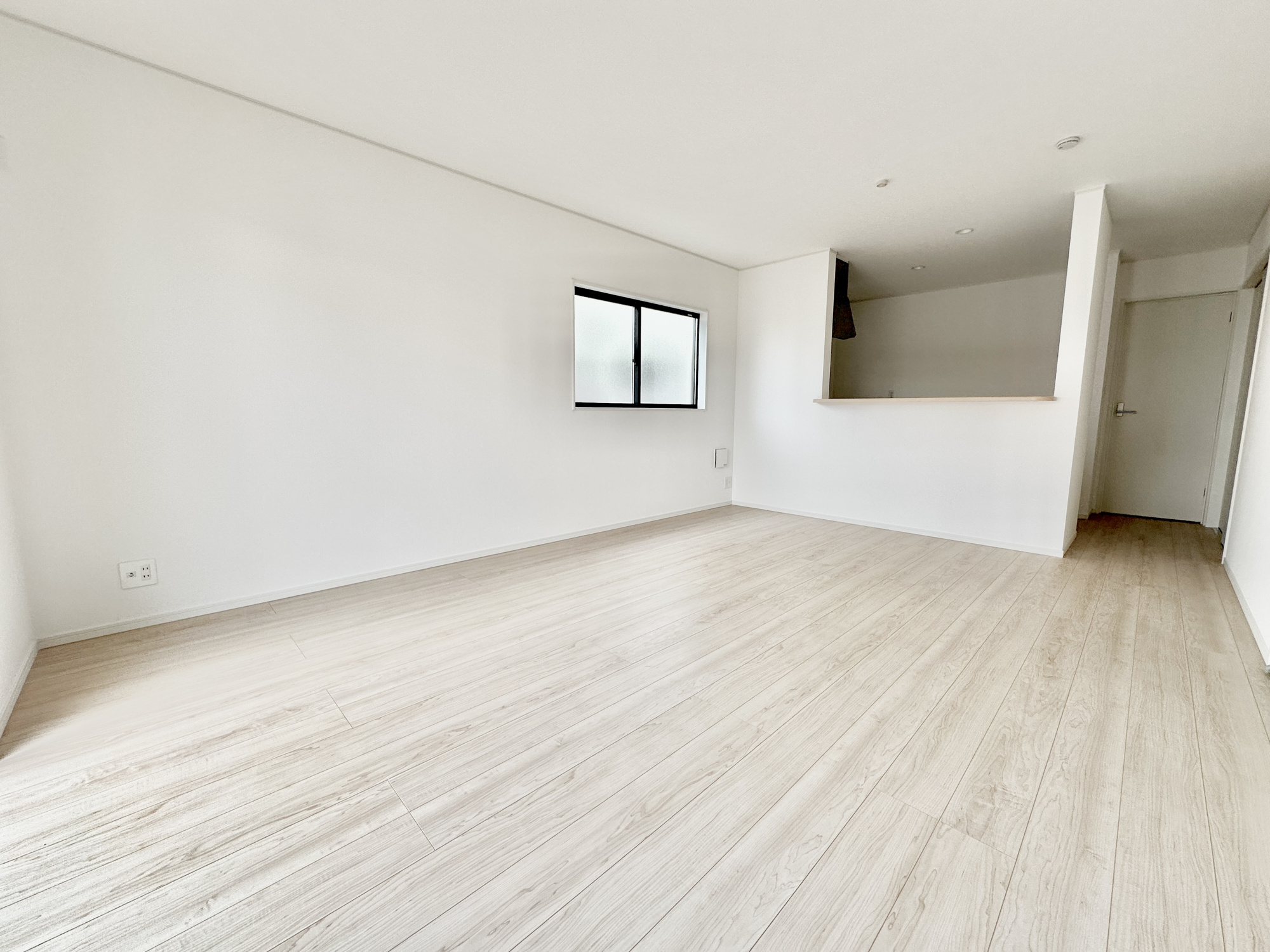 下都賀郡壬生町緑町２丁目の新築一戸建の居間・リビング|室内にいても、たっぷりの陽光と爽やかな風を感じて頂ける、開放感あふれるリビングです。
ご家族と穏やかに過ごす、心地の良い時間が流れます。