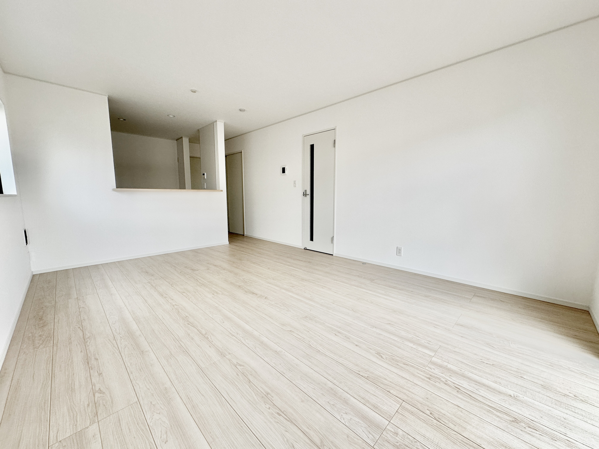 下都賀郡壬生町緑町２丁目の新築一戸建の居間・リビング|オープンな空間を生み出す、こだわりの広がりとゆとり。家族と過ごす時間を大切にしたい方にぴったりの明るくゆとりある住空間です。南側の窓からの日差しがリビングの隅々までしっかりと届きます！ 