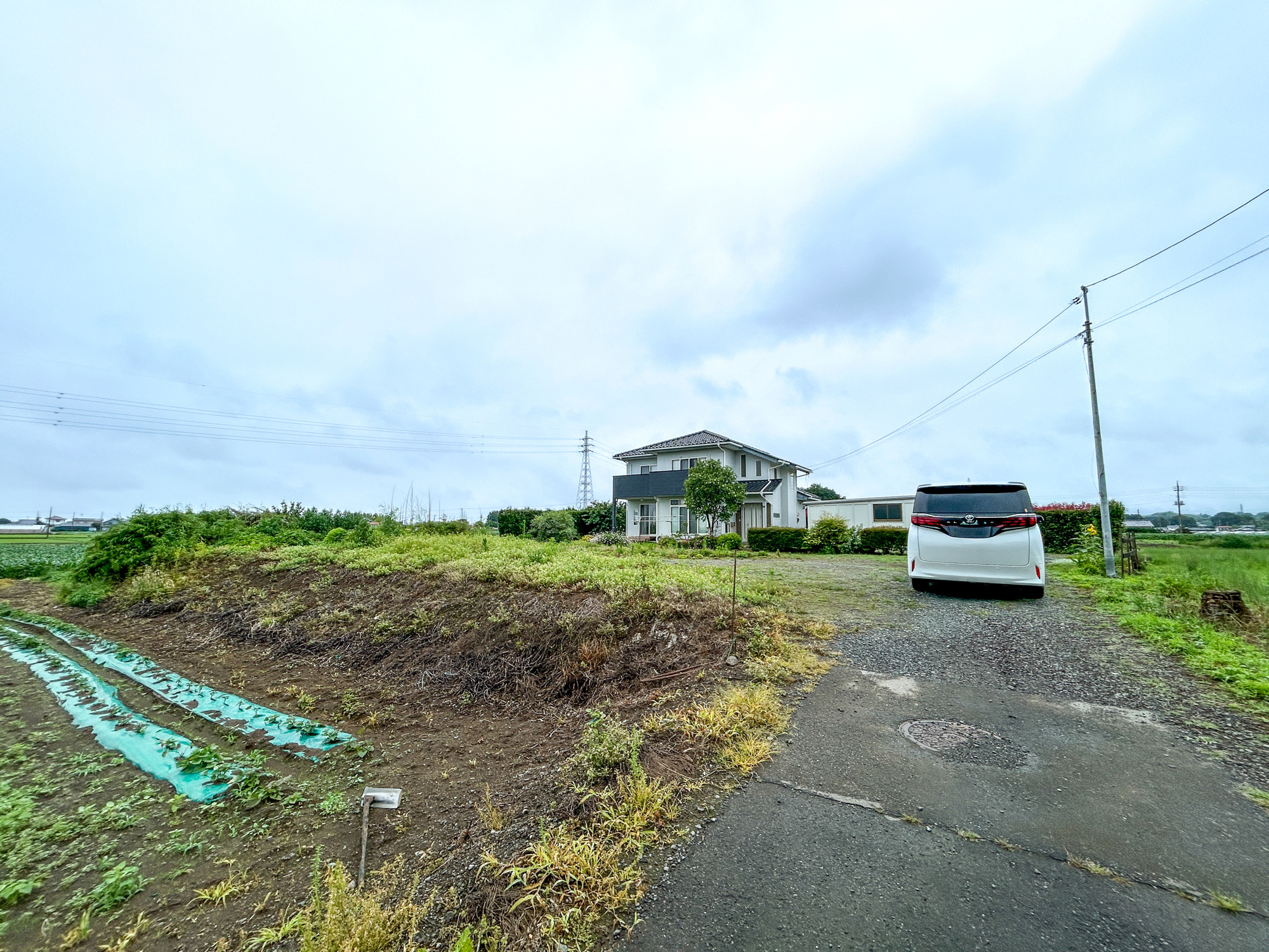 前橋市西大室町　土地の前面道路含む現地写真|閑静な住宅地で子育て家族にピッタリ。毎日のお散歩も快適な緑に恵まれたエリアで、自然に包まれた穏やかな暮らしを実現するための、ゆとりある住環境が整っています。