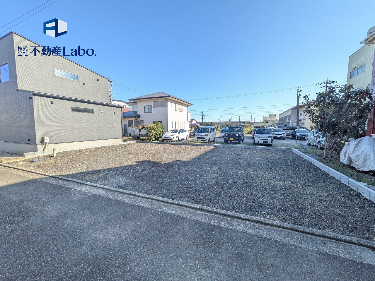 清水区北脇新田14期　全1棟の前面道路含む現地写真|●主寝室● 広々とした主寝室は2面採光を採用しており、光と風をたっぷりとりこめ、明るく落ち着ける空間。全ての窓に複層ガラスが採用されており、断熱性能が高いため全居室快適に生活ができます♪